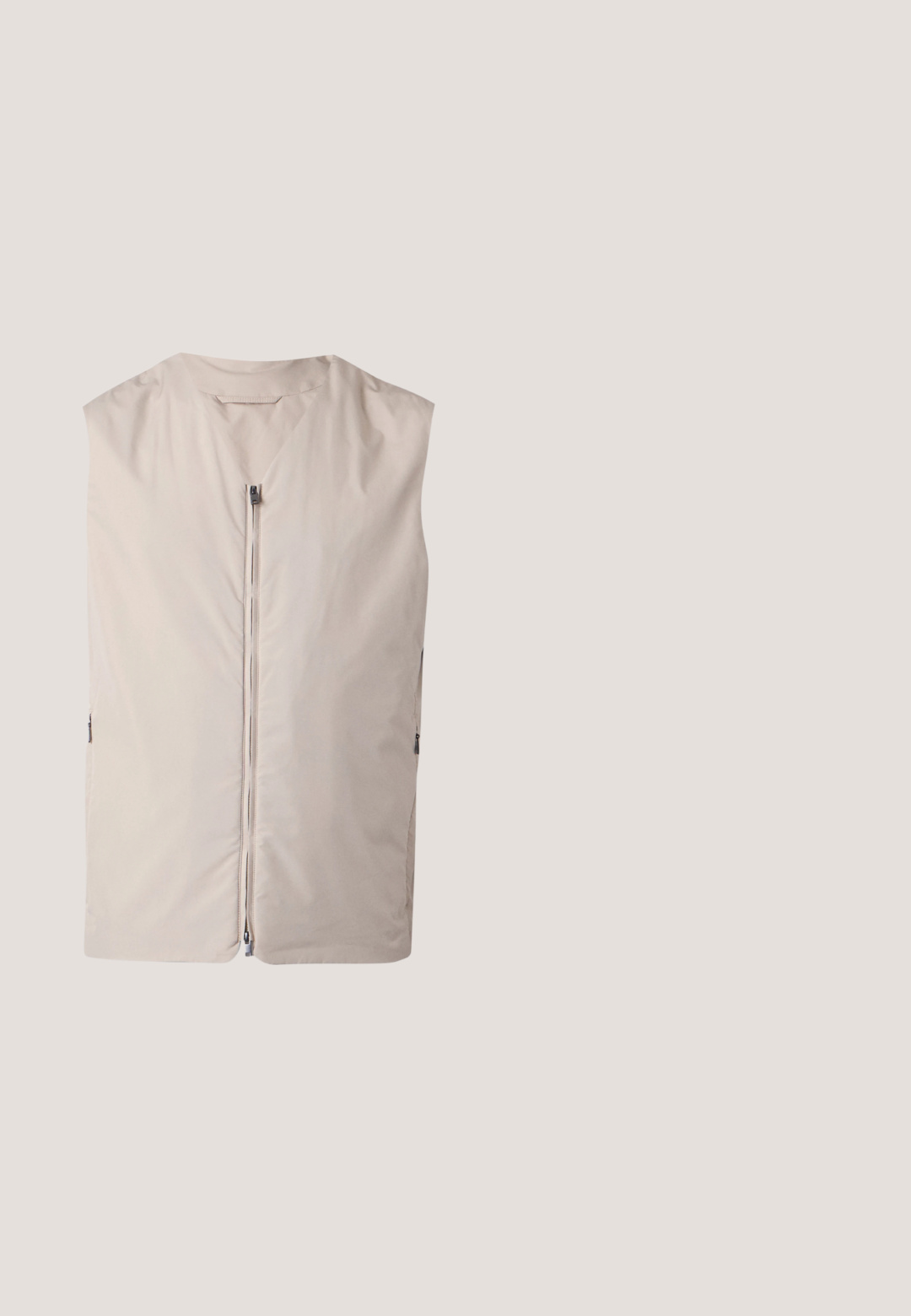 Veste beige sans manches avec une fermeture éclair à l’avant et un col rond, présentée à plat sur un fond clair.; Sweat-shirt marron à manches longues avec col rond, imprimé de "Armani Exchange Milano / New York" sur la poitrine.; T-shirt beige pour homme à manches courtes avec col rond, orné d'un motif subtil en relief du nom de la marque répété sur tout le tissu.; Jean bleu droit en denim avec une coupe classique à cinq poches et une fermeture par bouton sur un fond clair uni.; Baskets en suède beige avec semelle épaisse blanche, fermeture à lacets, détails perforés et marque "Armani Exchange" sur le côté.; Sac de week-end beige en velours côtelé avec double poignées, fermeture à rabat, poche zippée à l'avant et petite poche à rabat sur fond blanc.