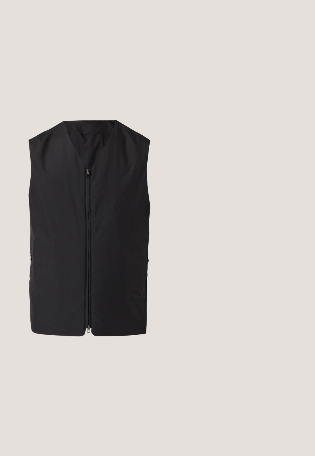 Zwarte mouwloze bodywarmer met ritssluiting aan de voorkant, rechte snit en zonder kraag, plat weergegeven op een witte achtergrond.; Donkergroene shirt met lange mouwen, klassieke kraag, frontsluiting met knopen en een gladde stofstructuur. Voorzien van knoopmanchetten en een getailleerde pasvorm.; Donkergrijze op maat gemaakte herenkostuurbroek met riemlussen en een plooi aan de voorkant, afgebeeld tegen een witte achtergrond.; Zwarte leren loafer met lage hak en een banddetail over de bovenzijde, weergegeven in zijprofiel op een lichte achtergrond.; Zwarte lederen aktetas met een geprefabriceerde oppervlak, dubbele handgrepen aan de bovenkant, een afneembare schouderriem en een subtiele logo-detail. Strakke, rechthoekige vormgeving.; Zwarte leren riem met zilveren rechthoekige gesp opgerold op een effen lichte achtergrond.