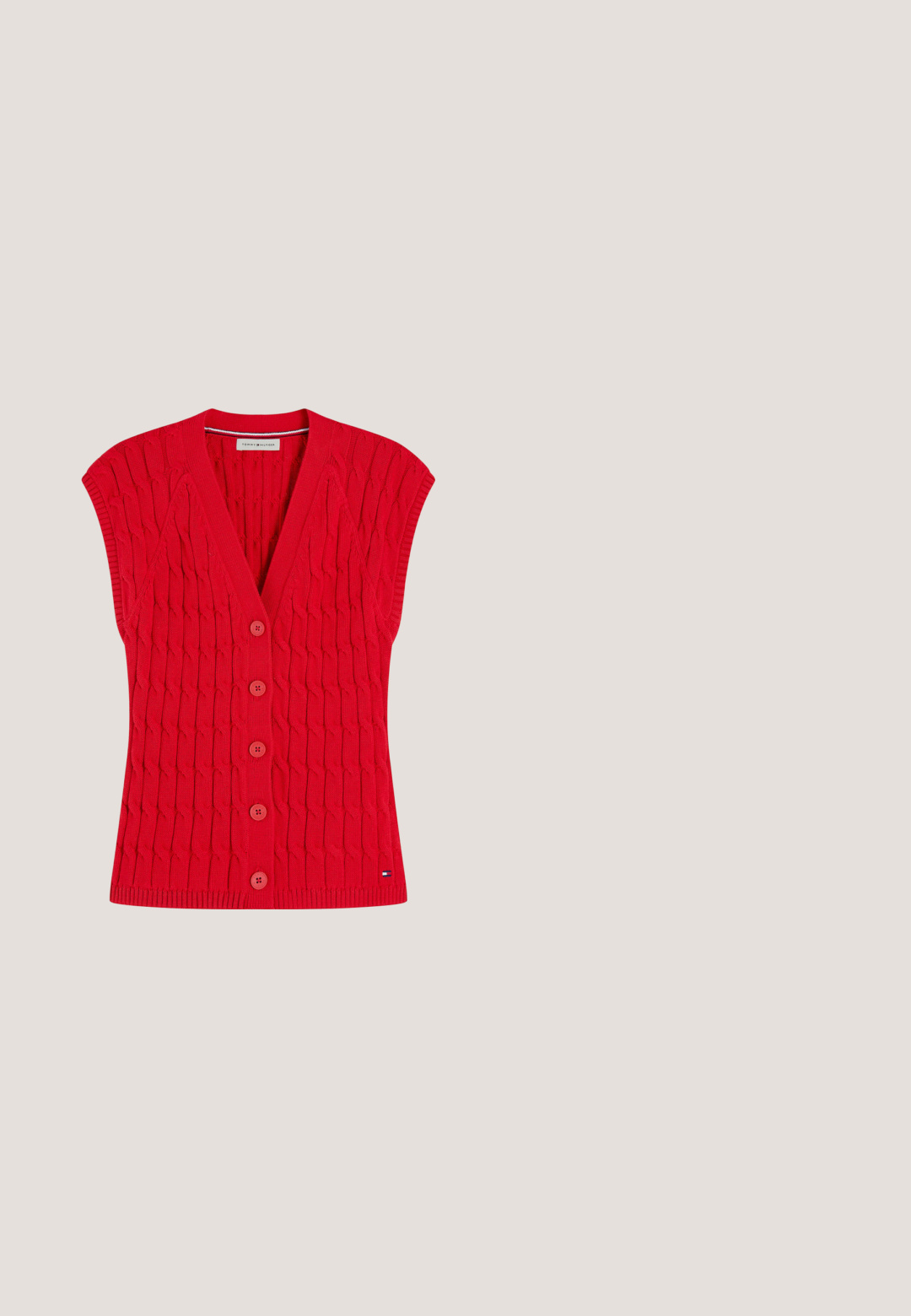 Rode gebreide mouwloze cardigan met kabelpatroon, vijf knopen aan de voorkant, V-hals en klein Tommy Hilfiger-logo bij de zoom.; Rood-wit horizontaal gestreept poloshirt met korte mouwen, een rode kraag en vier witte knopen aan de voorkant.; Rode shorts gemaakt van een gestructureerde stof met witte verticale strepen en een gekarteld patroon. Elastische tailleband en een losse pasvorm.; Rode sleehak met een gewebd beige plateau, open neus, strap van rafelige stof, enkelbandje en gouden gesp.; Zwart stoffen handtas met diagonale rode, witte en grijze strepen, een enkele zwarte leren band en een klein gouden logo aan de voorkant.; Armband met schakels in goudkleur met rechthoekige segmenten en een kleine sluiting met rode, witte en blauwe strepen.