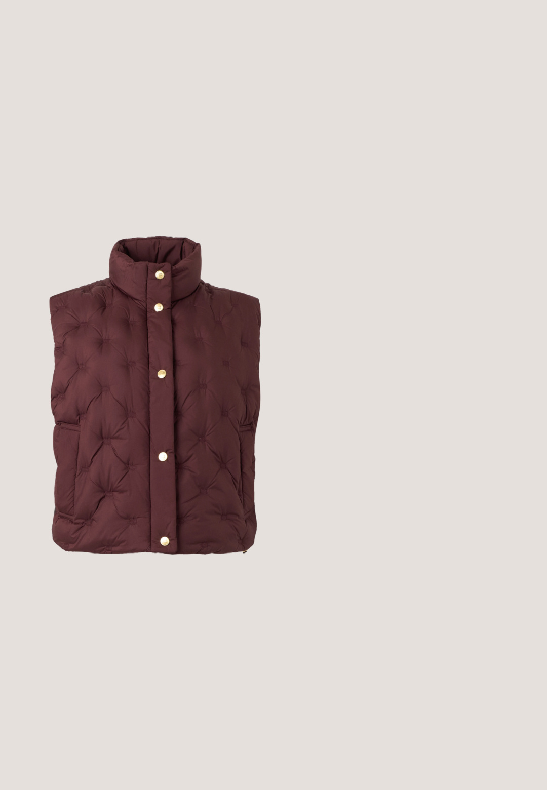 Gewatteerd mouwloos vest in donker bordeaux met hoge kraag en gouden drukknopen aan de voorkant.; Navy blauwe coltrui met geribbelde textuur, brede mouwen en een ontspannen pasvorm. Zacht materiaal en minimalistisch ontwerp.; Donkere blauwe jeans met wijde pijpen, voorzien van knopen aan de voorkant en een vijfzakkenontwerp, op een effen lichte achtergrond.; Bruine leren enkellaars met hak en zwarte elastische zijpanelen, vierkante neus en verhoogde profielzool; voorzien van een merklogo patch.; Bordeaux leren handtas met een gestructureerd ontwerp, voorzien van een bovenhandvat, een afneembare schouderband en goudkleurige hardware.; Een paar kleine oorstekers in goudkleur, in de vorm van een hart met een verticale lijn en gegraveerde tekst aan elke zijde.