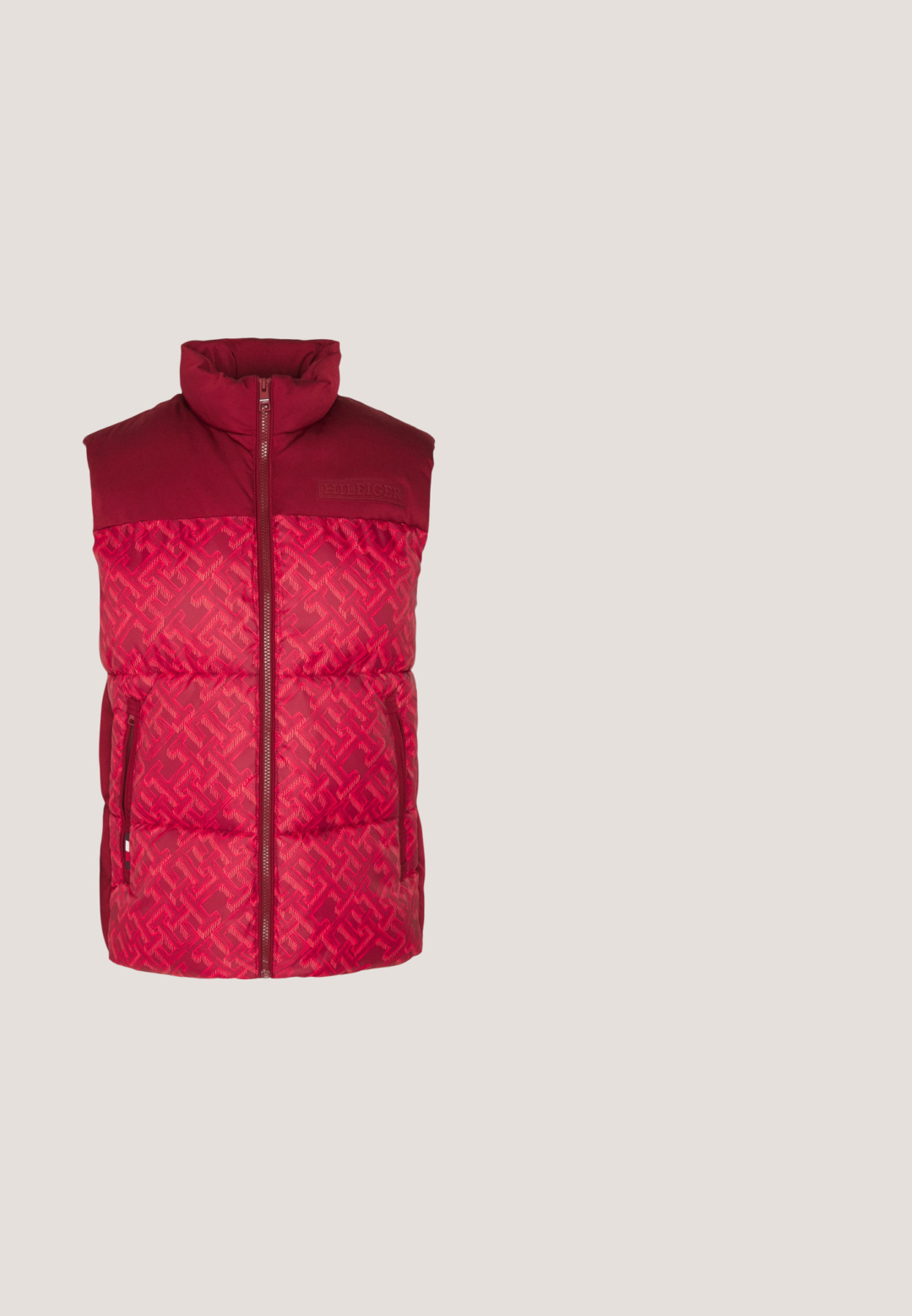Tommy Hilfiger NEW YORK MONOGRAM GILET - Bodywarmer - red; Witte katoenen t-shirt met korte mouwen, voorzien van een klein zwart en rood "TOMMY HILFIGER" logo op de borst en gestreepte accenten op de mouwen.; Zwarte spijkerbroeken van denim met een rechte pijpdesign, voorzien van een middelhoge taille, riemlussen en vijf-pocketstijl. Zachte textuur met minimale vervaging.; Zwarte sportieve sneaker met mesh- en suède materialen, contrasterende textuurelementen en een geribbelde zool voor grip.; Tommy Hilfiger Zonnebril - matte black red; Zwarte nylon schoudertas met een rechthoekige vorm, verstelbare trekkoordsluiting, logo aan de voorkant en een gestructureerde stof.