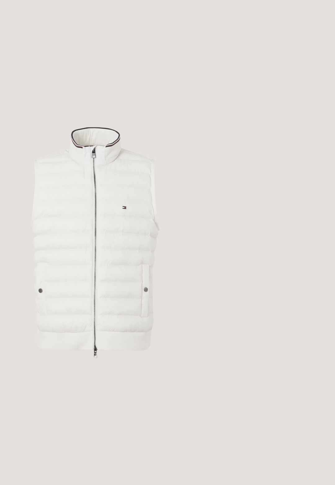 Chaleco sin mangas acolchado blanco con cuello alto, cremallera frontal, dos bolsillos con botón a presión y pequeño logo bordado en el pecho.; Suéter de manga larga en verde oliva con cuello de media cremallera y pequeño logo de cocodrilo en el lado izquierdo del pecho.; Camiseta de algodón roja con cuello redondo y mangas cortas, que presenta un pequeño logo de cocodrilo verde en el lado izquierdo del pecho. Textura suave.; Pantalones cortos de color azul marino con una cinturilla elástica, que presentan paneles laterales en un tono azul más claro y un pequeño logo verde en la parte inferior de la pierna. Material de mezcla de algodón.; Zapatilla deportiva negra con parte superior de malla y sintético, diseño elegante, suela curva gruesa y acentos texturizados en los lados y la punta.; Bolso cruzado de nylon negro con un parche de logo texturizado, cierre de cremallera y correa ajustable con un cierre en tono plateado.