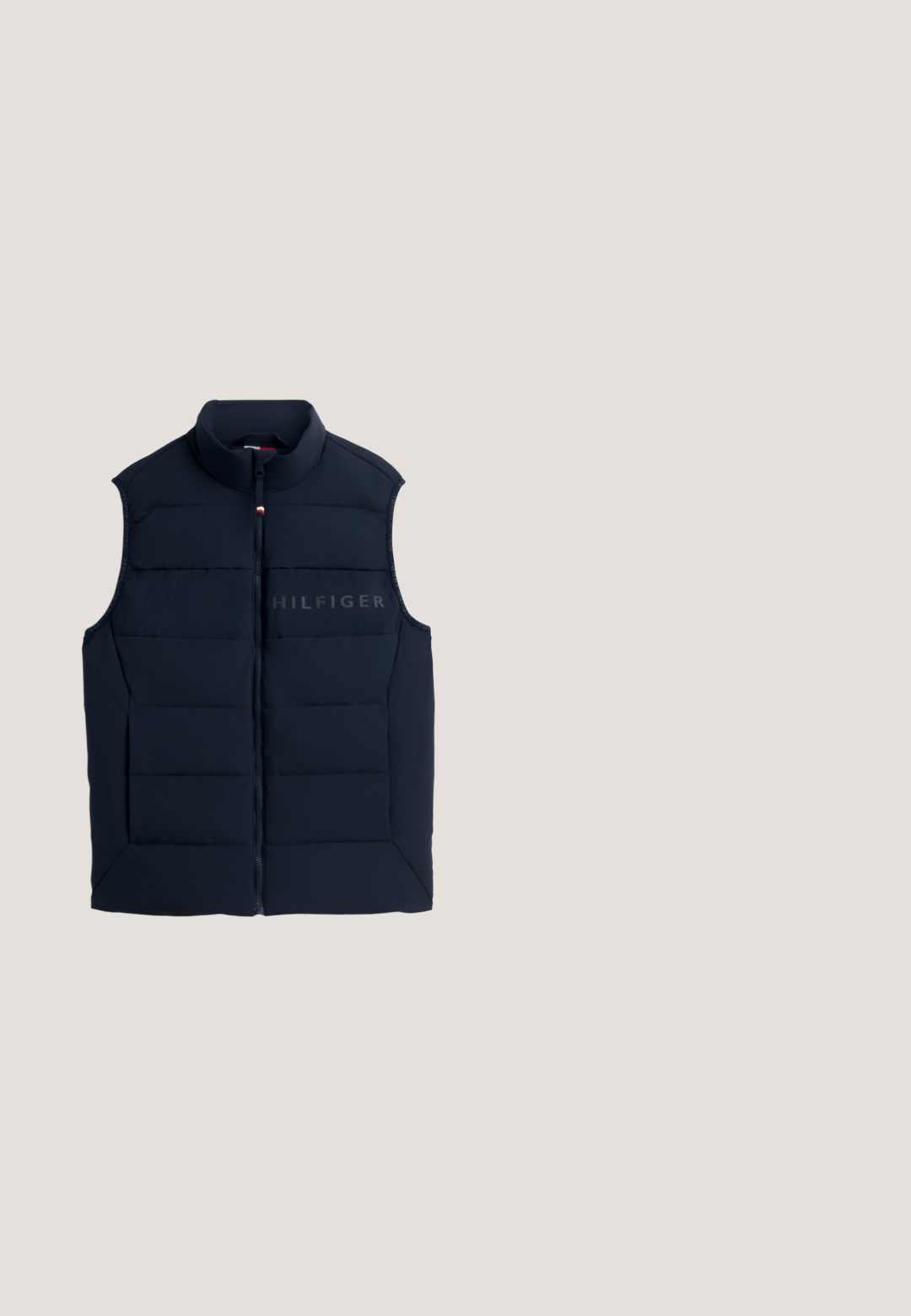Mørkeblå ærmeløs polstret vest med lynlås foran og teksten "HILFIGER" på brystet, med høj krave og minimalistisk design.; Marineblå pullover-sweatshirt med halvlukket lynlås ved kraven, ribbede kanter ved talje og ærmer, to sidelommer og et lille logo på brystet.; Blå kortærmet T-shirt lavet af bomuld. Har trykt tekst med "TOM TAILOR" og logo. Klassisk rund halsudskæring og lige kant.; Mørkeblå joggingbukser med elastisk taljebånd og snor, sidelommer, elastiske manchetter og hvidt "Tommy Jeans" logo på højre lår.; Lav sko i mørkeblå med hvide snørebånd, rød stribe på hvid sål og "Tommy Hilfiger"-logo på siden.; Sorte, rektangulære Tommy Hilfiger solbriller med mørke linser og diskrete sølvdetaljer på stellets arme.