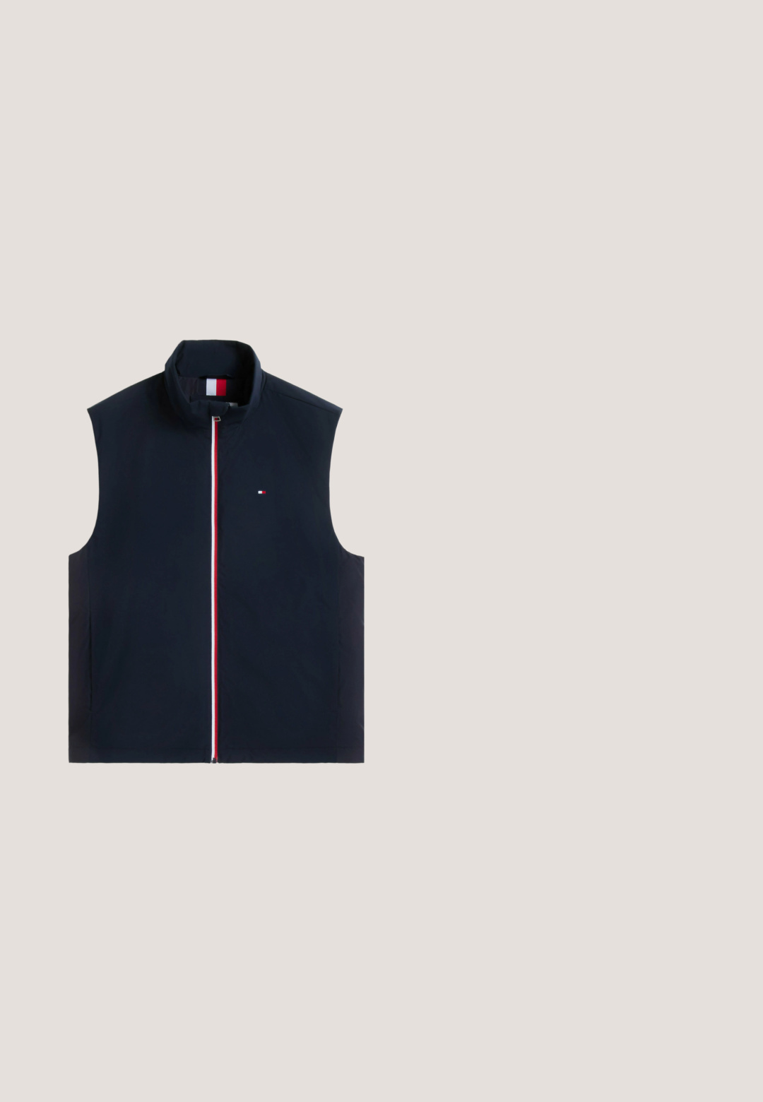 Navyblå ærmeløs vest med opretstående krave, frontlynlås med rød, hvid og blå kant og lille flaglogo på brystet.; Mørkeblå langærmet crew neck sweatshirt med lille rød og hvid cirkulær logo på venstre bryst, ribbede manchetter og kant.; Mørkeblå langærmet poloshirt med ribbet krave, hvide detaljer, tre-knaps placket og et lille broderet logo på brystet.; Blå denimjeans med lige ben, slidt fordybning, kontraststing, fem lommer og en knaplukning.; Herre navyblå og hvide sneakers med hvide snørebånd, perforeret tå, stripet sidedetalje og mærket accent på sidepanelet.; Sorte, rektangulære Tommy Hilfiger solbriller med mørke linser og diskrete sølvdetaljer på stellets arme.