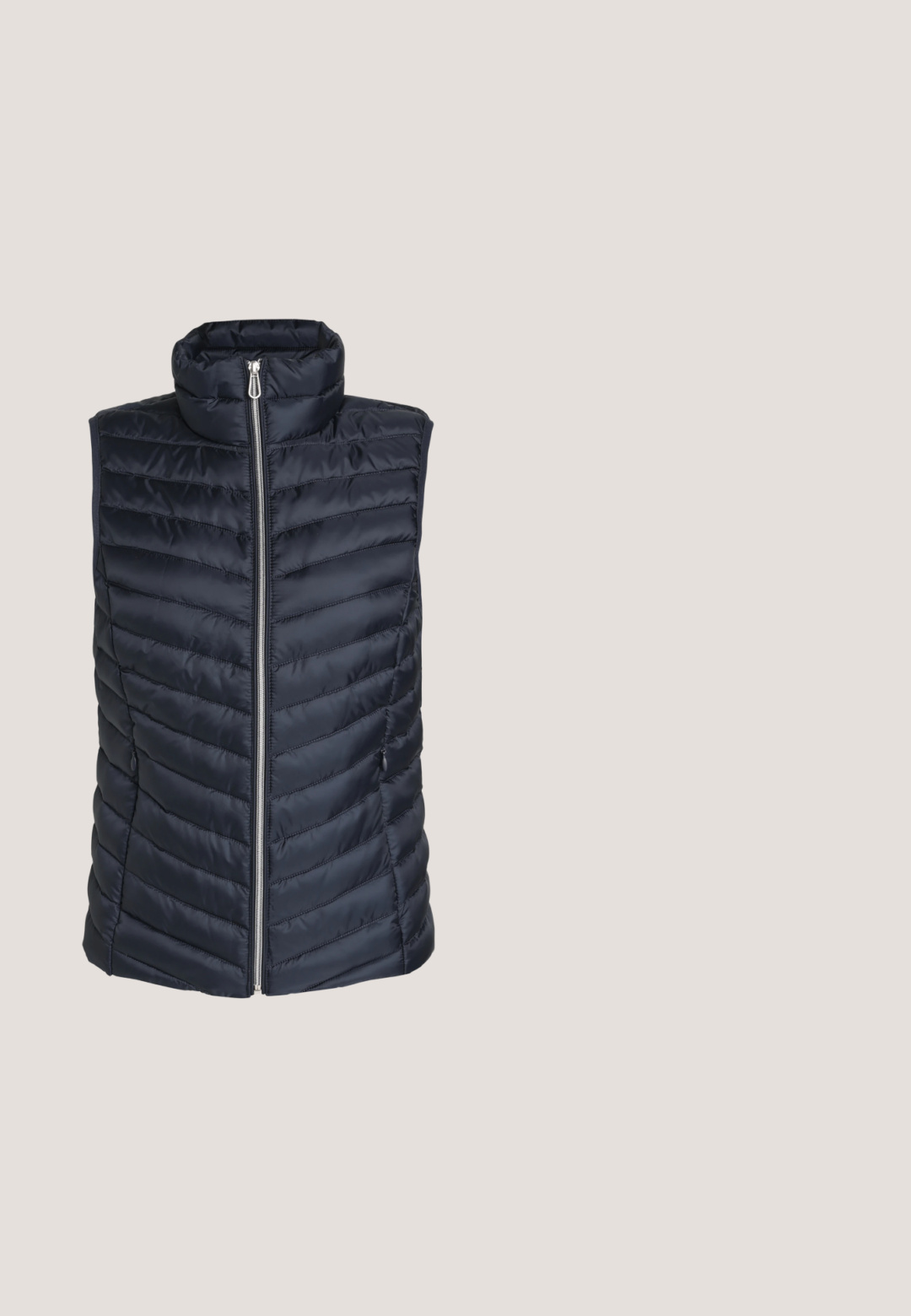 Marineblå quiltet ærmeløs vest med høj krave og frontlynlås, designet til varme og lag-på-lag.; Marineblå strikket sweater med en afslappet pasform, bred rund hals og ribbede manchetter. Har et struktureret mønster gennem hele stoffet.; Hvid kortærmet V-hals T-shirt med tynde horisontale sorte striber og sort indvendig kant ved halsudskæringen.; Mørkeblåt denimstof med synlig struktur og syning langs kanten, vist i bløde folder.; Hvide sneakers med en glat læderoverdel, rund tå, flad sål og diskrete sidetavler. Snørret design med en blød inderside.; Marine læder crossover taske med en glat overdel og en struktureret underdel. Har en frontlomme med lynlås og justerbar rem.