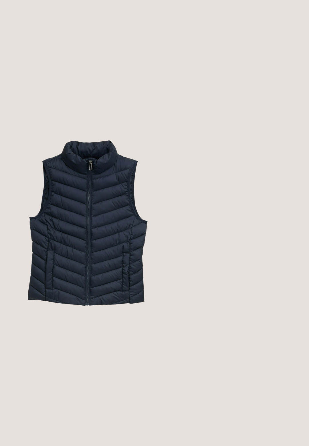 Veste matelassée sans manches bleu marine avec col haut, fermeture éclair à l'avant et poches latérales.; Sweatshirt bleu marine avec des formes blanches abstraites, fabriqué en tissu doux. Dispose d'un col rond et de poignets côtelés pour une coupe décontractée.; Jeans en denim bleu clair avec une taille haute, des jambes fuselées, un design à cinq poches et des coutures visibles. Une texture légèrement décolorée met en valeur les détails.; Tamaris CHELSEA  - Bottines à plateau - olive; TOM TAILOR NANI CROSS BAG M - Sac bandoulière - dark blue; Boucles d'oreilles en métal doré avec un design tordu, comportant trois pierres circulaires transparentes incrustées sur chaque pièce. Nom de la marque gravé à l'intérieur.