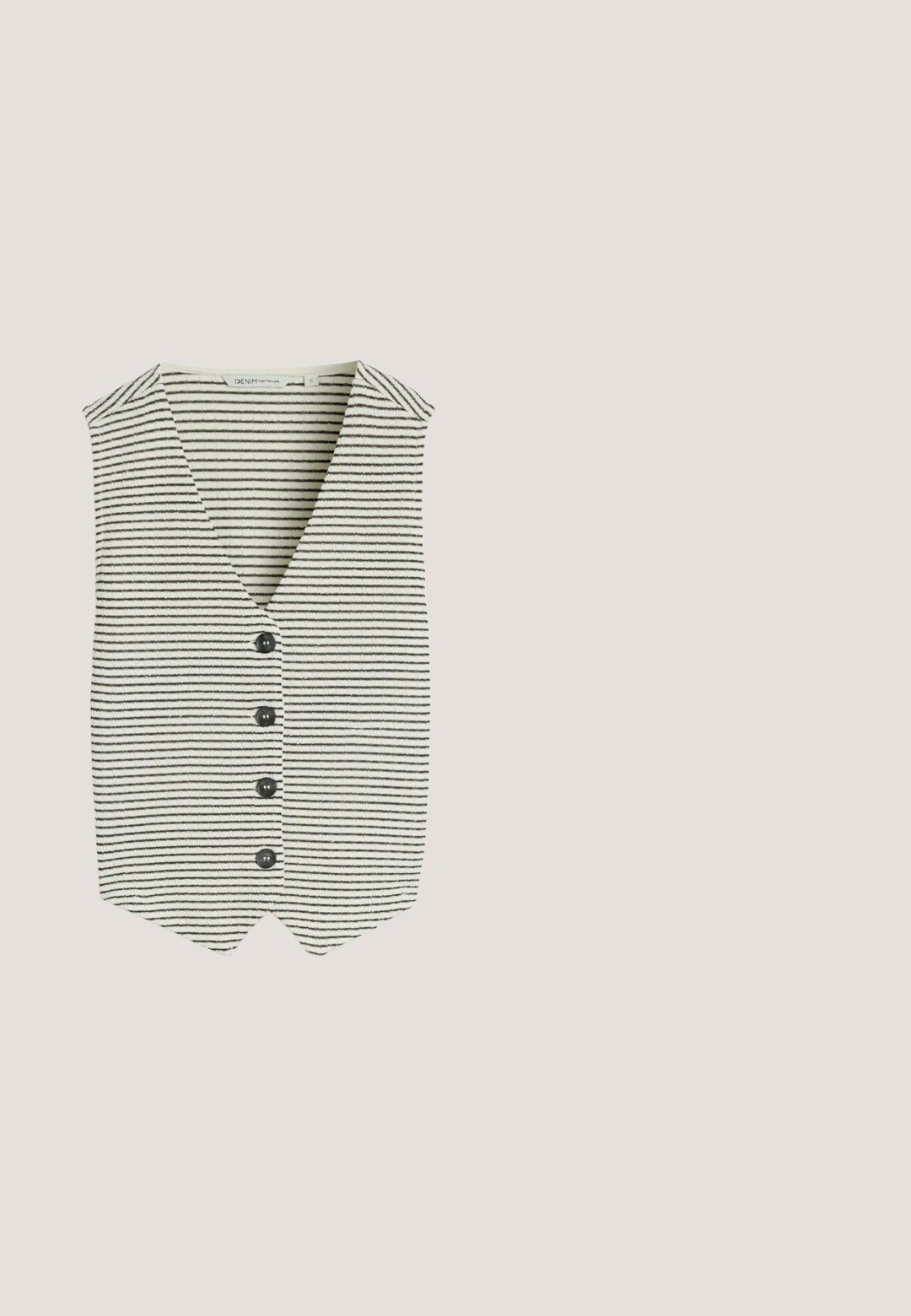 Mouwloos vest met dunne zwarte horizontale strepen op witte stof, V-hals, vier zwarte knopen aan de voorkant, puntige zoom.; Zwarte mouwloze blouse met witte polkadots, aantrekkoord in de taille en een kleine sleutelgatknopsluiting aan de achterkant van de halslijn.; Beige wijde broek van textuurstof met verticale plooien, een rechte zoom en zonder zichtbare sluitingen of zakken.; Zwart-witte lage sneaker met witte veters en een witte streep langs de zijkant, gezien vanaf de binnenkant.; Ronde zwarte zonnebril met gradient paarse lenzen, glanzende plastic montuur en subtiele metalen accenten aan de voorkant en de armen.; Geweven stro tasje met zwarte leren voorvak en met studs versierde zwarte leren handvatten die onder de rand van het tasje uitsteken.