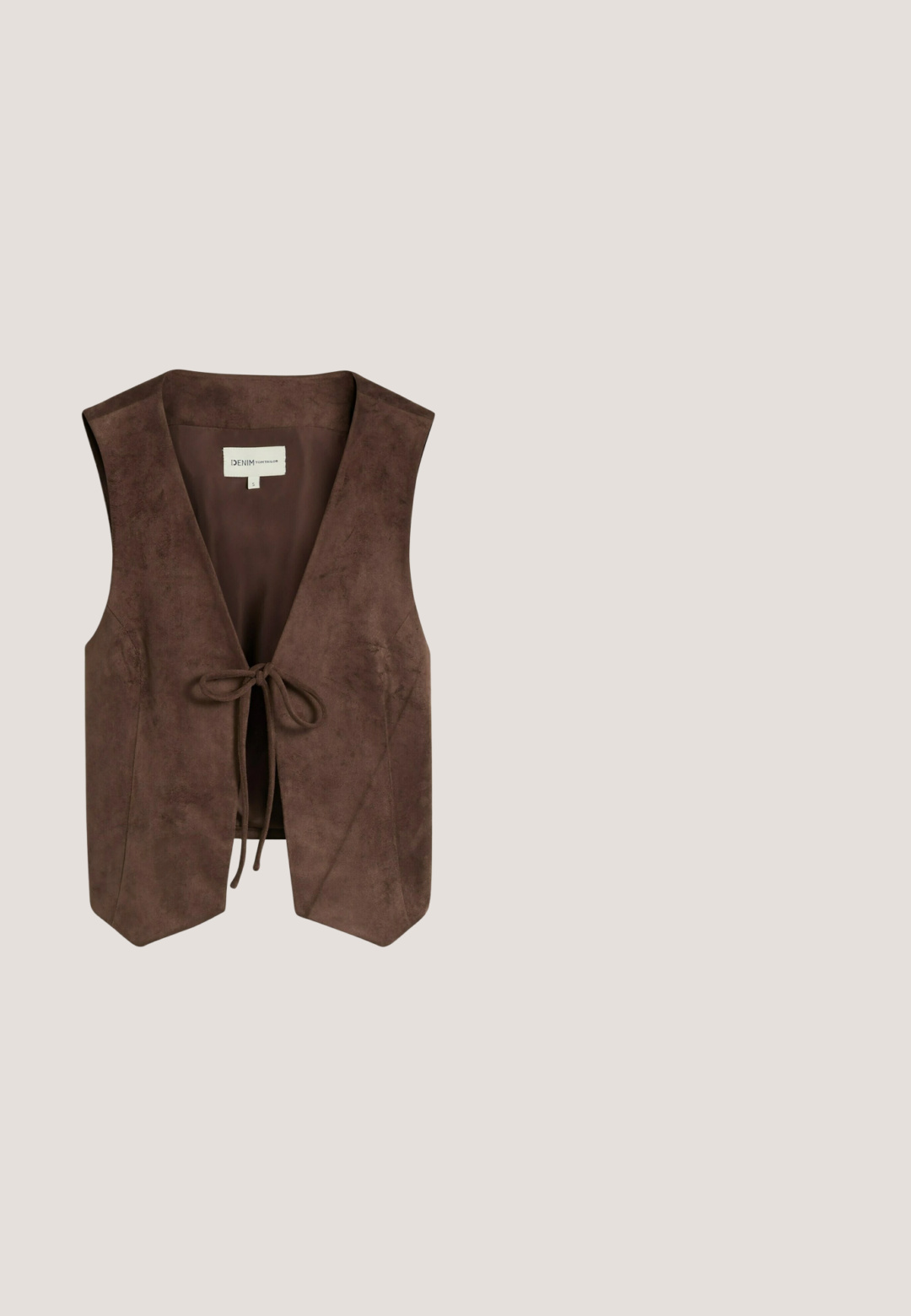 Veste sans manches en daim marron avec un profond col en V et fermeture à nouer à l'avant, taille small, marque Denim Tom Tailor.; Tunique à carreaux rouges et blancs avec un col en V, des manches 3/4 et une coupe décontractée. Fabriquée en tissu léger, elle présente une texture subtile.; Jean skinny en denim bleu foncé, avec un design classique à cinq poches, fermeture à bouton à l'avant et un léger dégradé le long des jambes.; Baskets marron avec une semelle épaisse en caoutchouc, des lacets blancs et une doublure polaire beige au talon, montrées de profil sur fond blanc.; Lunettes de soleil rondes marron avec des verres à dégradé rose et une finition brillante sur fond blanc.; Sac à épaule en cuir beige avec une texture lisse, doté d'une seule sangle et de finitions noires, de forme rectangulaire et avec des détails matériels subtils.