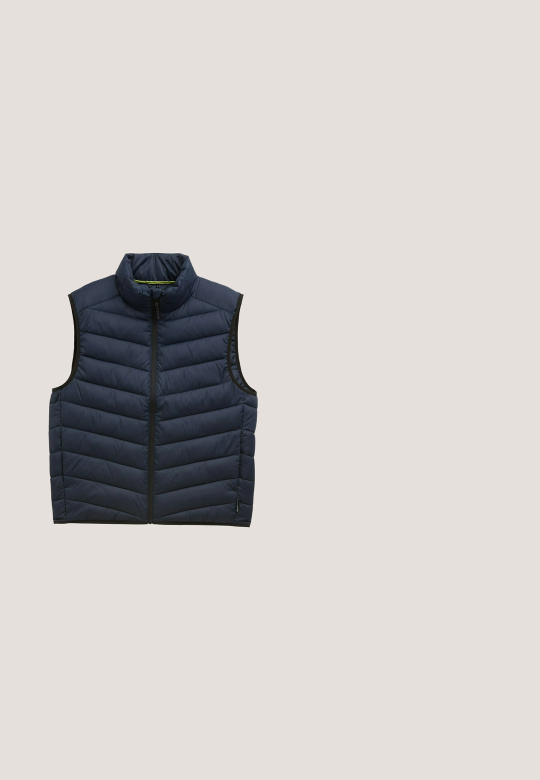 Marineblauwe gewatteerde mouwloze bodywarmer met rits aan de voorkant en hoge kraag, ontworpen voor lichte warmte.; Gehaakte trui in crème, marineblauw en grijs met horizontale strepen. Ronde hals, lange mouwen en een textuurstof met verschillende steekpatronen.; Marineblauwe T-shirt met lange mouwen, gemaakt van zachte katoen, met een ronde halslijn, gestikte zomen en een klein, geborduurd logo op de borst.; Donkergrijze relaxed-fit jeans met een ritssluiting, vijf-pocket ontwerp en subtiele vervaging. Gemaakt van denim met een soepele textuur.; Marineblauwe sportschoen met mesh bovenwerk, witte zool, zwarte loopzool en "Tom Tailor" logo op de hielkap.; Zwarte schoudertas gemaakt van duurzaam materiaal, met een voorzak met rits, zilverkleurige hardware en een verstelbare strap. Logo prominent weergegeven.