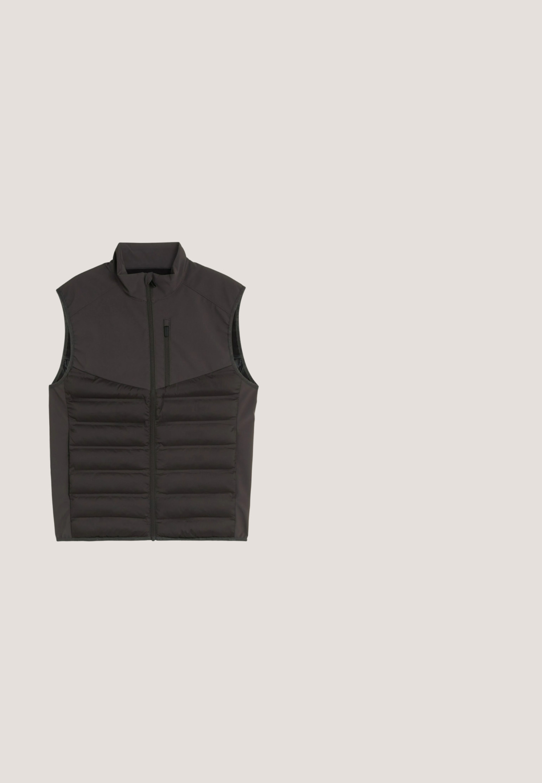 Schwarze ärmellose wattierte Weste mit Frontreißverschluss und Reißverschlusstasche auf der Brust, entworfen für Wärme und Schichten.; Hellblaues Kapuzenpullover aus weichem Material mit einer frontalen Tasche, verstellbarem Kordelzug an der Kapuze und bedrucktem Logo-Text in marineblau und weiß.; Hellbeige Langarmshirt mit Rundhalsausschnitt, auf dem ein graues Logo mit der Aufschrift "DENIM TOM TAILOR ESTABLISHED 2007" gedruckt ist.; Blaue Jeans aus Denim mit geradem Beinschnitt, ausgestattet mit fünf Taschen und einem ausgewaschenen Finish. Der Stoff hat eine glatte Textur und einen leichten Stretch.; Weißer Sneaker in Low-Top-Ausführung mit seitlichem Reißverschluss, marineblauen und roten Akzenten, schwarzem Fersenpatch und "Tom Tailor"-Markenlogo an der Seite.; Graue textile Schultertasche mit strukturiertem Oberfläche, verstellbarem schwarzen Tragegurt und geprägtem "Porsche Design"-Logo auf der Vorderseite.