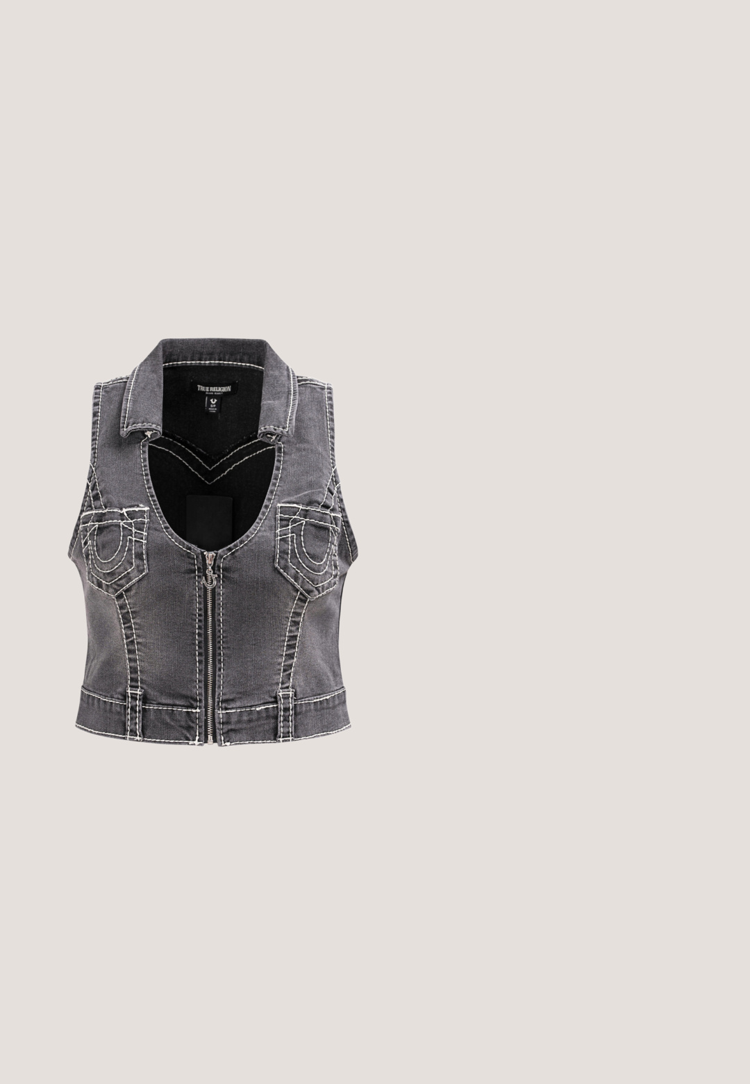 Mouwloos zwart spijkervest met ritssluiting aan de voorkant, puntkraag en decoratieve witte stiksels op zakken en naden.; Donkergrijs T-shirt met korte mouwen en verticale uitsnijdingen, "Masha Popova" en "Desigual" gedrukt op de voorkant, gedeeltelijk zichtbare schedelafbeelding.; Olijfgroene utility riemtas met voorste knop, twee zijflapzakken met knopen en D-ring bevestigingen, plat neergelegd op een witte achtergrond.; Zwarte leren kniehigh laars met dikke profielzool, "Replay"-logo nabij de hak en aan de bovenkant aan de voorkant, en een gebrandmerkte strip die langs de achterkant loopt.; Zwarte zonnebril met ovale monturen, donker getinte glazen en "vogue" in het wit gedrukt op de buitenste armen. Glad plastic materiaal.; Zwarte lederen handtas met gevlochten handvatten, ritsvak en hangende franjes. Gelaagde oppervlakte met metalen studs en hardwareaccenten.