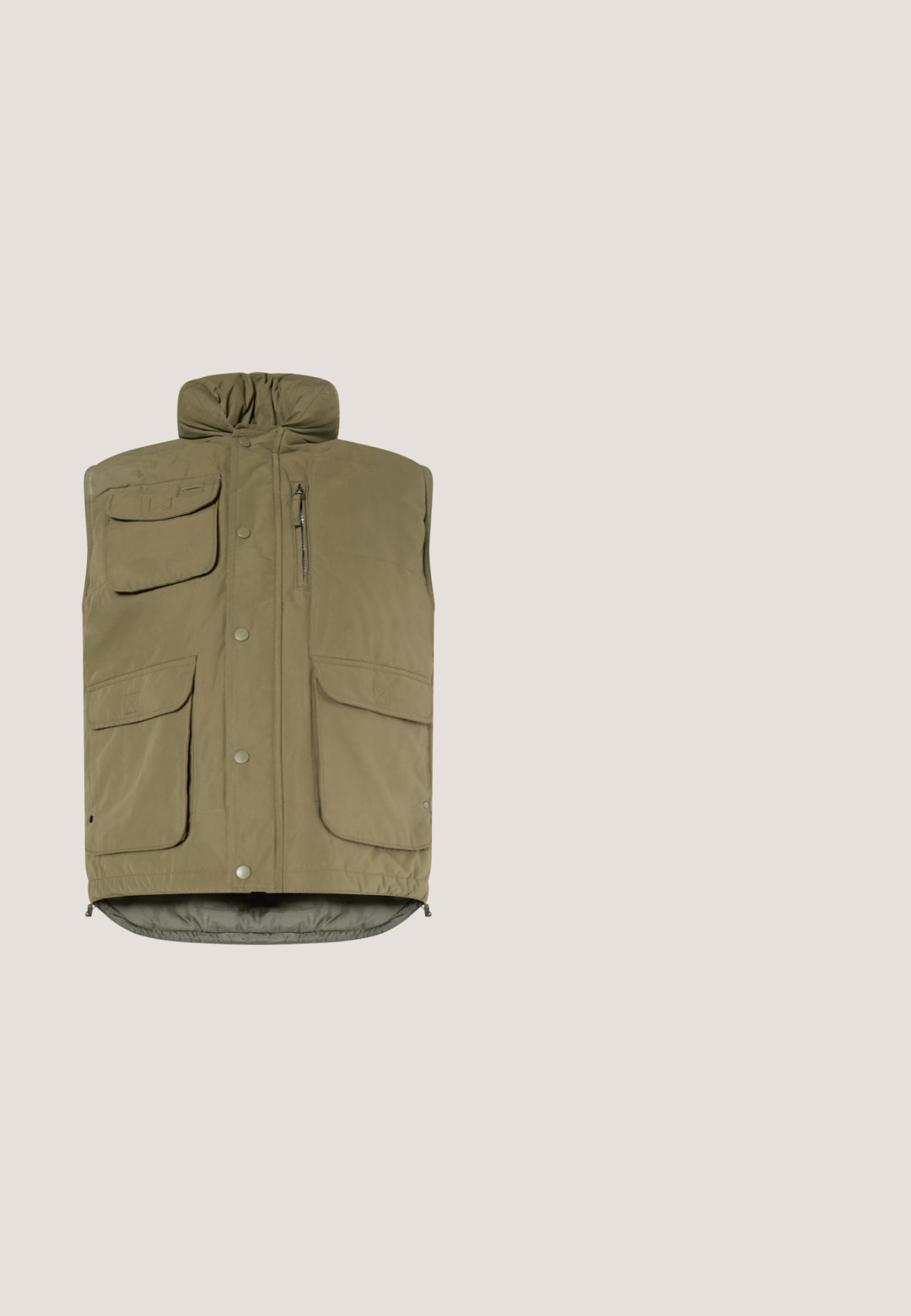 Khaki ärmellose Steppweste mit hohem Kragen, Druckknöpfen, Reißverschluss und vier Vordertaschen, davon zwei mit Klappen und eine vertikale Reißverschlusstasche.; Olivgrüner Kapuzenpullover mit frontaler Tasche, ausgestattet mit einem weißen Grafiktext und einem lila Schmetterlingsdesign über der Brust.; Hellgrünes Baumwoll-T-Shirt mit kurzen Ärmeln, das ein schwarzes Katzenmotiv auf der linken Brustseite zeigt. Einfaches Rundhalsausschnitt-Design.; Weite Jeans aus dunkelblauem Denim mit einer dezenten, verblassten Textur. Mit Gesäßtaschen und einem dekorativen Logodetail.; Weiße und hellgrüne Sneakers mit einem glatten Obermaterial aus Leder und Stoff, einer runden Zehenpartie, Schnürdesign und einer gepolsterten Sohle.; Pepe Jeans Umhängetasche - seagrass green