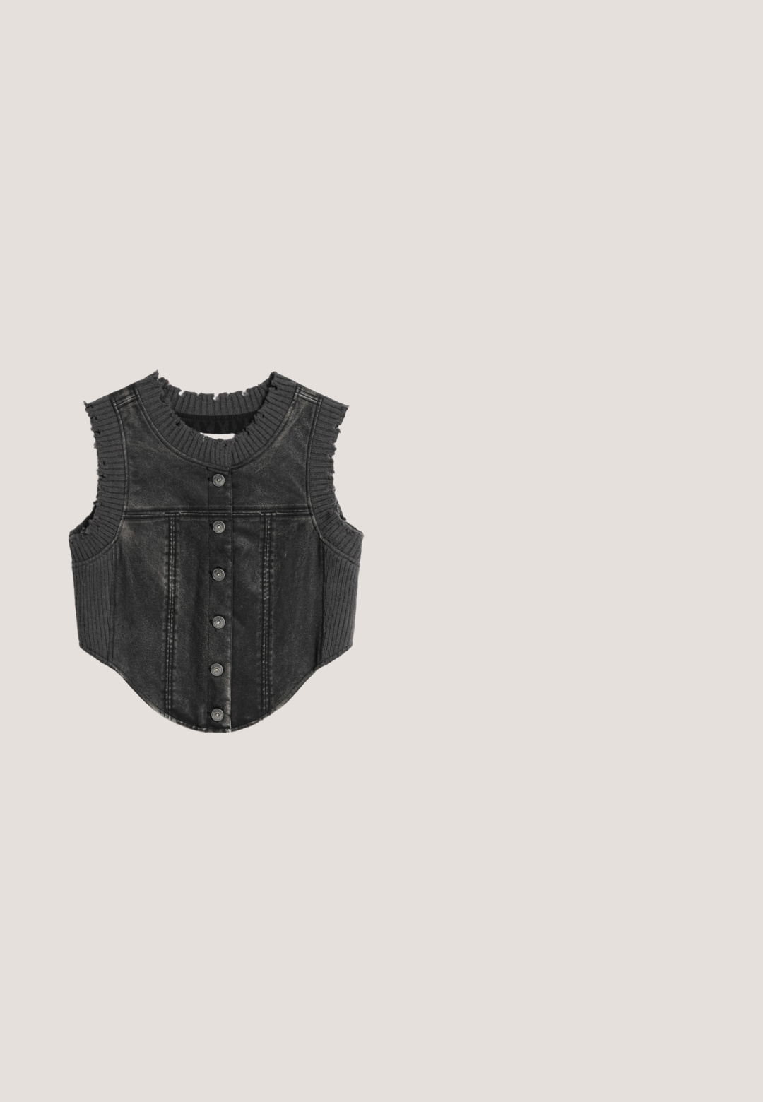 Schwarze Jeansweste mit geripptem Stoff am Kragen und an den Armöffnungen. Mit sichtbaren Nähten und sechs metallenen Druckknöpfen auf der Vorderseite.; Graues ärmelloses geripptes Tanktop mit rundem Halsausschnitt, weißer Vinyl-Schallplattengrafik und Text "Always listening to drama" mit kleinem Frontschlitz.; Schwarze Denim-Shorts mit silbernen Nieten in vertikalen Streifen, vorne Knopf und Taschen, Etikett mit der Aufschrift „TWIST“ am Bund.; Melissa MELISSA QUANTUM PLATFORM X DIESEL AD - Badesandale - black; Schwarze ovale Sonnenbrillen mit braun getönten Gläsern. Mit dicken Kunststoffrahmen und schlanken, geschwungenen Bügeln. Glatte Oberfläche über das gesamte Design.; Schwarze Handtasche mit gerafftem Griff und Blumenapplikationen, mit dem Markennamen Desigual auf der Vorderseite.