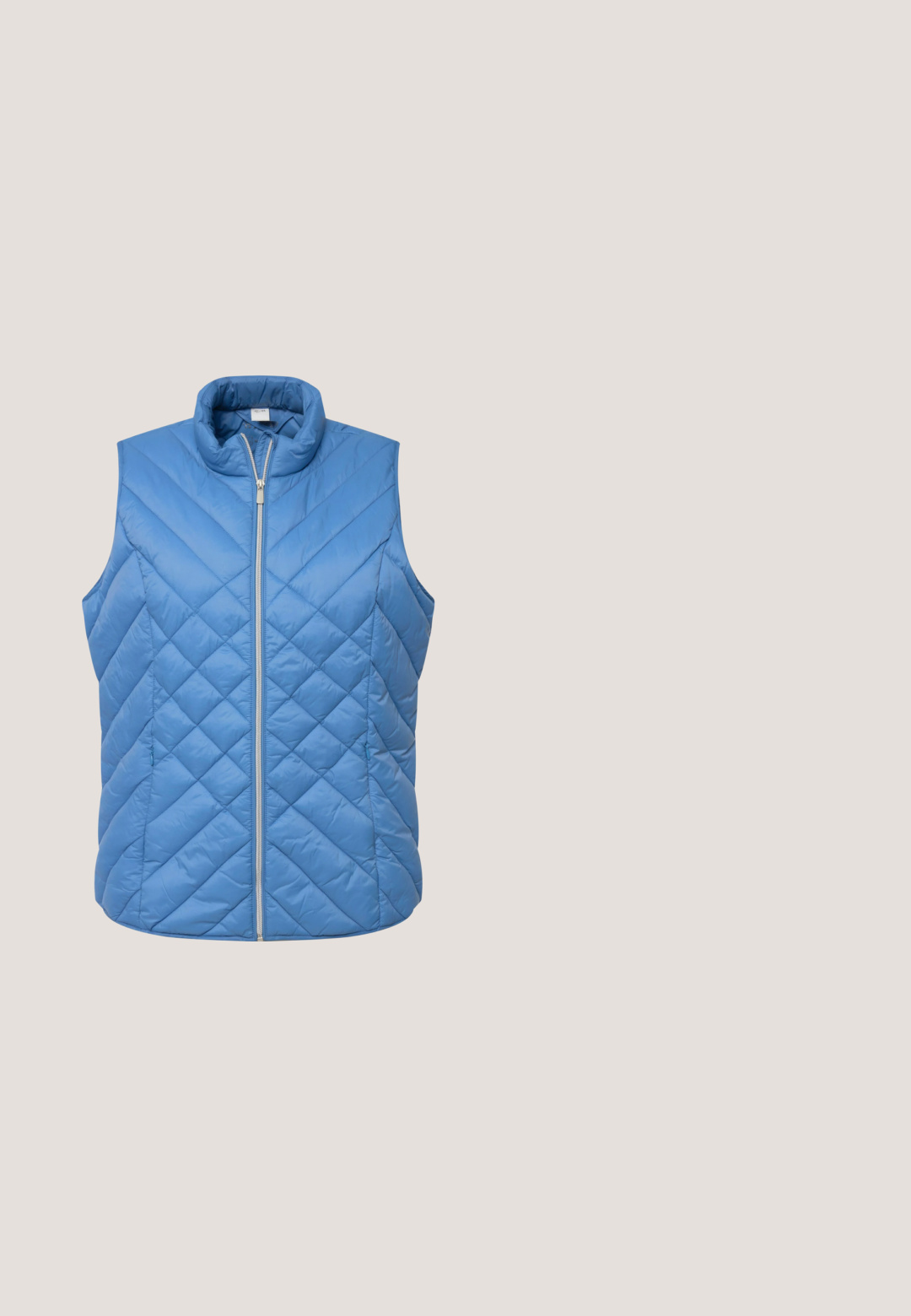 Blå quiltet ærmeløs vest med høj krave, der har en forreste lynlås og diagonalt syningsmønster for ekstra tekstur.; Blå og hvid horisontalt stribet kortærmet t-shirt med rund halsudskæring, vist mod en hvid baggrund.; Blå denim skinny jeans med høj talje, fem lommer og lynlåslukning. Stoffet har en let falmet tekstur med kontrasterende syninger.; Beige og lyseblå sneaker med øvre del i glat læder, teksturerede detaljer, flade snørebånd og en tyk, lysebrun gummisål.; Lyseblå læder bæltepose med to lynlåslommer og justerbar rem med trykknapper.; Guldøreringe med blå emalje-striber. Slankt design med en glat overflade og en højglansfinish. Bemærkelsesværdig vinkelret form.