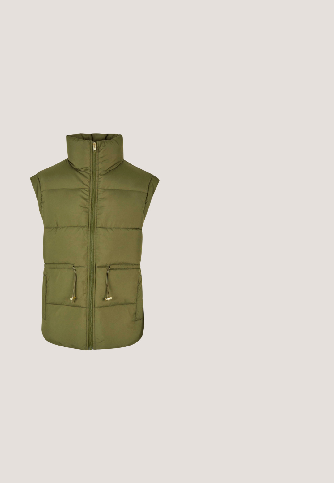 Olivenfarvet polstret vest med høj krave, lynlås foran, to frontlommer og justerbare snore i taljen. Glat, mat tekstur.; Oliven grøn bomulds hoodie med en frontlomme, ribbede manchetter og kant, prydet med et hvidt logo på brystet. Enkel, afslappet design.; Kamuflage T-shirt i grøn, brun og sort. Kortærmet, rund halsudskæring, blød tekstur og klassisk pasform med et mønster af organiske former.; Brune cargo bukser lavet af bomuld med en tapered fit, der har sidelommer, knaplukning og samlede manchetter for ekstra komfort.; Oliven grønne sneakers med en tekstureret ruskind- og mesh-overdel, der har en kraftig gummisål og detaljeret syning på siderne.; Kamufleret fanny pack i grønne, brune og gule farver; lavet af holdbart stof; har en justerbar rem og en lynlåslomme.