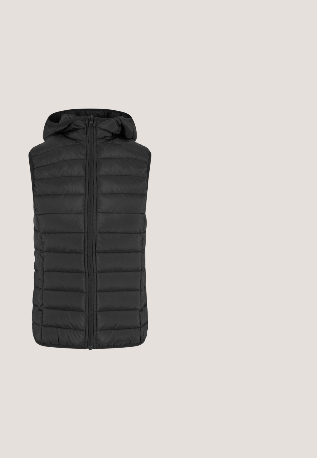 Chaleco negro acolchado con capucha, que presenta un cierre frontal completo y un diseño acolchado horizontal. Textura suave y material ligero.; Sudadera corta negra hecha de tejido suave, con capucha ajustable, bolsillo canguro delantero y un pequeño logo blanco de Nike en el pecho.; Camisa de cuello alto de manga larga negra, confeccionada con una tela suave, con un diseño ajustado y textura lisa. Sin patrones ni hardware visible.; Leggings negras acanaladas con una ancha cinturilla elástica. La tela parece elástica y texturizada, terminando justo por encima del tobillo.; Zapatillas deportivas blancas y gruesas con un upper texturizado, paneles de malla y suelas de goma gruesas con un patrón de relieve prominente. Incluyen cordones y una lengüeta.; Bolso de hombro de tela negra con un diseño plano, correa ajustable, bolsillo frontal con cremallera y un llavero con figura de mono como detalle.