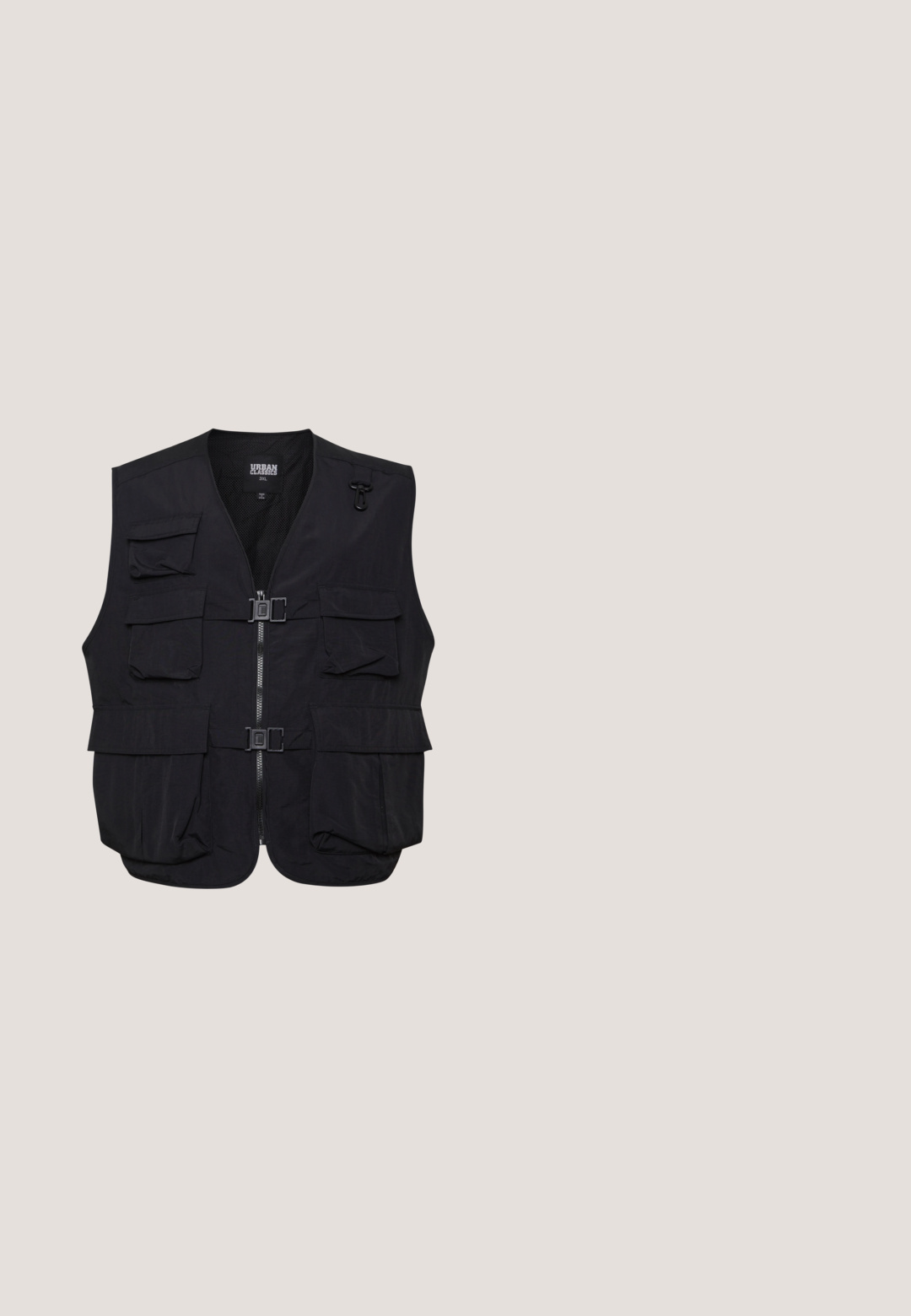 Gilet noir avec doublure en mesh, plusieurs poches avant et fermeture éclair à l'avant. Dispose de boucles réglables et d'un bas arrondi.; Hoodie noir en tissu doux, avec une capuche à cordon de serrage, des poches avant et un patch logo sur la partie gauche de la poitrine.; Urban Classics OVERSIZED SHAPED DOUBLE LAYER LS TEE - T-shirt à manches longues - black/black; Pantalon cargo noir effilé avec poignets élastiques, fermeture devant avec bouton et zip, taille à cordon et poches à rabat sur chaque cuisse.; Baskets en cuir noir Calvin Klein à lacets, semelle robuste, flottant au-dessus d'un sol en béton poli avec un mur en briques de verre en arrière-plan.; Sac bandoulière noir en tissu durable, doté de deux poches frontales zippées, d'une bandoulière réglable et d'un patch logo.