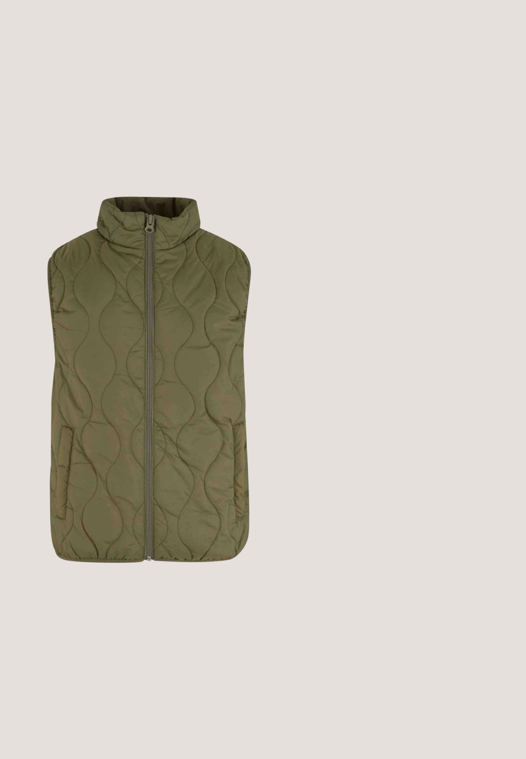 Vaatteet peitetty liivi oliivinvihreänä, jossa on korkea kaulus, etuvetoketju ja kaksi sivutaskua. Suora pinta, jossa on aaltoileva ompelukuvio.; Laivastonsininen hupullinen collegepaita, jossa on etutasku, kiristysnyörit ja pieni vaaleanruskea teksti rinnan keskellä.; Mustat puuvillapaitat, jossa on kulunut vihreä grafiikka, jossa on kolme raitaa ja sanan "Originals" alla valkoisella, pyöreä pääntie, lyhyet hihat.; Oliivivärvi cargo-püksid elastse vöökoha ja reguleeritava nööridega. Omab küljetaskuid ja dekoratiivset appliqué'd vasakul jalal. Puuvillane materjal.; Minimalistinen valkoinen matala tennari nauhoilla, sileällä nahkapäällä ja kuvioidulla kumipohjalla, esitetty neutraalilla taustalla.; Musta ja harmaa Calvin Kleinin olkalaukku ruutukuvioinnilla, etutaskulla vetoketjulla ja säädettävällä hihnalla valkoisella taustalla.