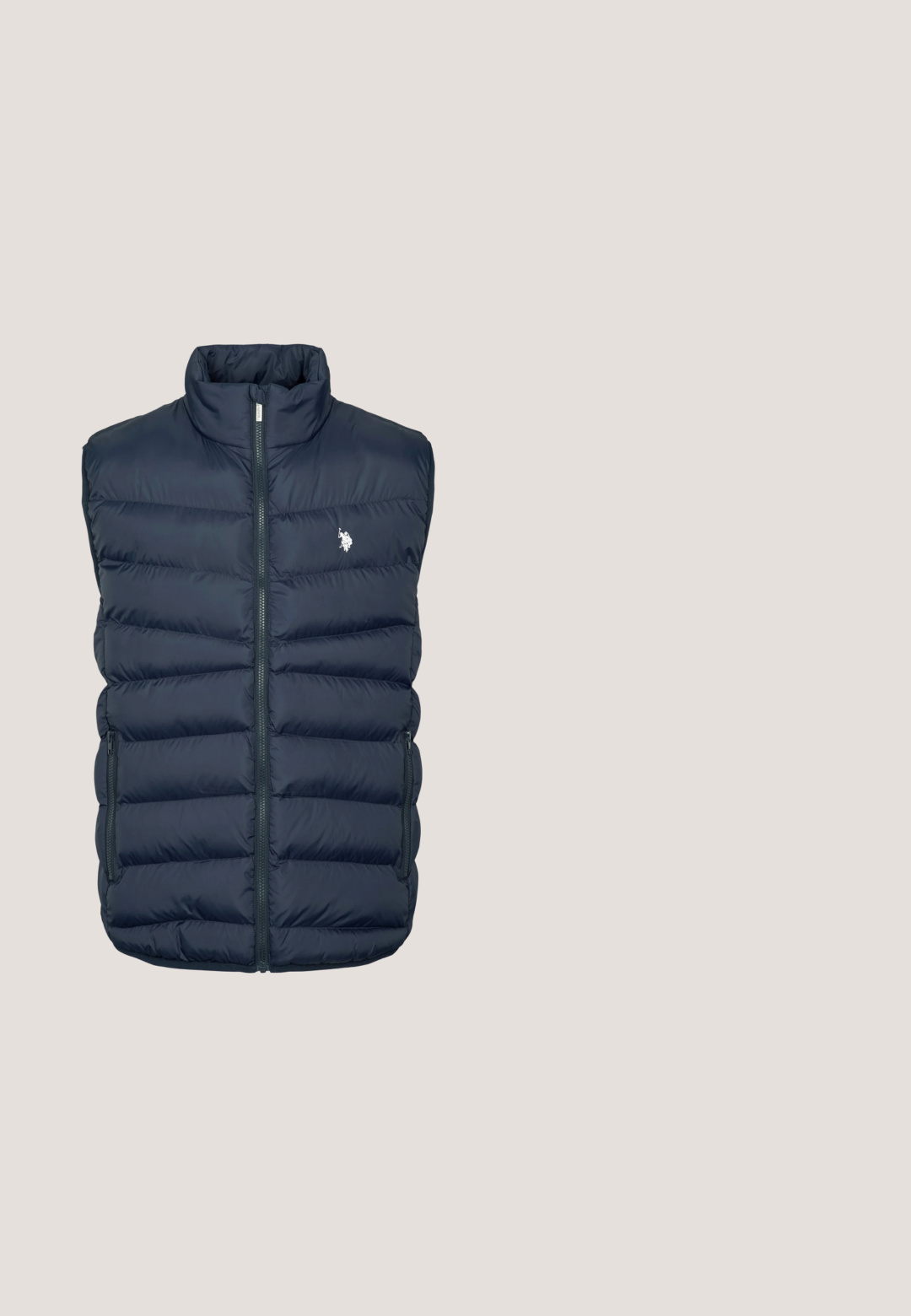 U.S. Polo Assn. UMEUGENE - Vesta - dark sapphire; U.S. Polo Assn. ADAIR - Svetrík - vintage indigo; Svetlomodrá polo košeľa s krátkym rukávom vyrobená z mäkkého bavlneného materiálu. Obsahuje trojico gombíkov na zapínanie, golier a vyšívané logo na hrudi.; Námořnické chinos z bavlněné směsi, s knoflíkovým zapínáním, poutky na opasek, dvěma bočními kapsami a hladkou texturou s přizpůsobeným střihem.; Tmavomodrá teniska s bielymi šnúrkami a podrážkou, bielym opaskom na päte a malým bielym logom hráča polo na boku.; Modré slnečné okuliare s tmavými sklami, obdĺžnikový tvar, matný povrch, s červenými a modrými pruhovanými akcentmi na ramenách a kovovými detailmi.