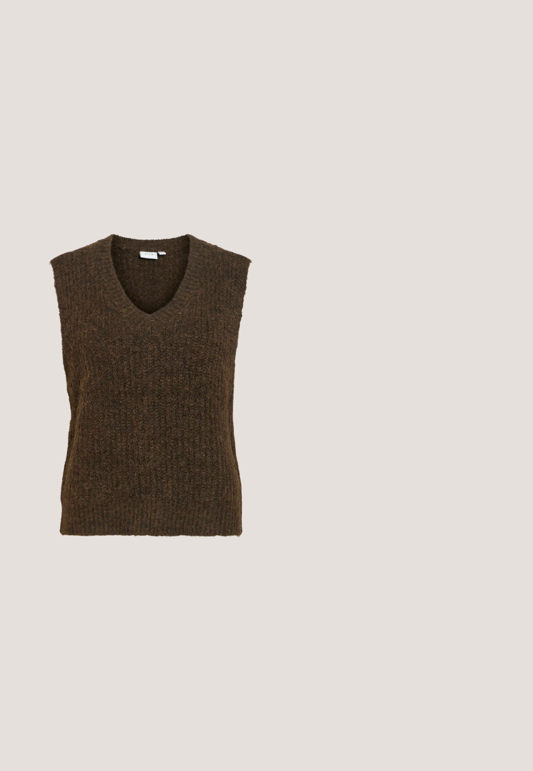 Brun strikket ærmeløs sweater vest med V-hals og ribbet kant.; Grå langærmet skjorte lavet af blødt stof, med rund halsudskæring og tætsiddende design. Glat tekstur uden synlige mønstre.; Lysblå brede jeans lavet af denim, med høj talje, fem lommer og diskret slid. Benene har synlige syninger og sømme.; Lave sneakers med gråt mesh-stof, sorte teksturerede overlays, sort sål, hvide snørebånd og en sort Nike swoosh på siden.; Slanke rektangulære solbriller i skildpaddeskal med mørke linser og en diskret logo på stangen, hvilende på en hvid overflade.; Mørkebrun vævet skuldertaske i læder med blød, afrundet form og bred hank, med et lille fastgjort lædermærke.