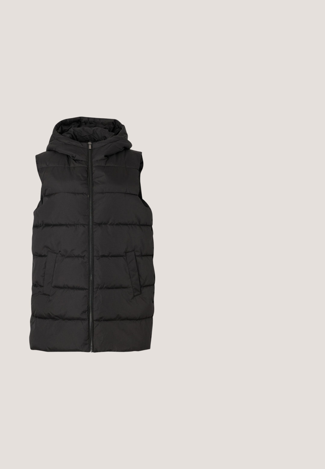 Sort puffer vest med hætte, med lynlås foran, quiltet tekstur, sidelommer og et let design.; Beige strikket rullekravesweater med lange ærmer, ribkantede ærmer, kant og en central lodret søm foran.; Sorte denimjeans med en slank pasform, der har talje i midjehøjde, fem lommer, lukning med metalknap og diskrete syningsdetaljer.; Sorte læder ankelstøvler med en høj blokhæl, der har en sidelukning, glat overflade og en spidse tå-design.; Sorte, kantede solbriller med grå linser; lavet af plast, med tykke stænger med en glat overflade og ingen synlig hardware.; Sort hobo taske lavet af glat læder med en buet silhuet, der har en enkelt justerbar skulderrem og minimalistiske designdetaljer.