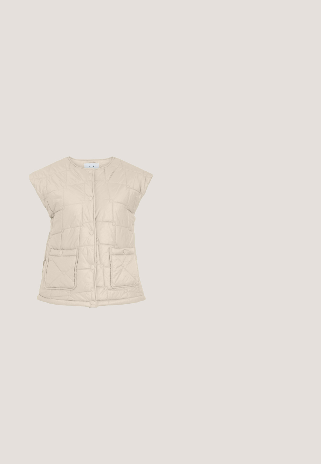 Gesteppte ärmellose Weste in Hellbeige mit rundem Ausschnitt, Druckknöpfen und zwei vorderen Taschen mit Klappen. Glatte Textur.; Cremefarbenes Kurzarmshirt mit schwarzem Besatz am Kragen und an den Bündchen, schwarzen Doppelstreifen mit Steppnähten auf den Schultern und kleinem schwarzem Adidas-Logo auf der Brust.; Gelbe Sporthosen mit weitem Bein, ausgestattet mit grünen Seitenstreifen und einem kleinen Logo auf der linken Hüfte. Elastischer Bund für mehr Komfort.; Braune Wildleder-Sandale mit doppelt verstellbaren Metallschnallen, Kork-Fußbett und schwarzer Gummisohle, aus der Seitenansicht.; Rechteckige Schildpatt-Sonnenbrille mit dicken Fassungen und braun getönten Gläsern, frontal auf weißem Hintergrund dargestellt.; Halbmondförmige beige gewebte Handtasche mit einem verstellbaren braunen Leder-Schulterriemen und Reißverschluss an der Oberseite.