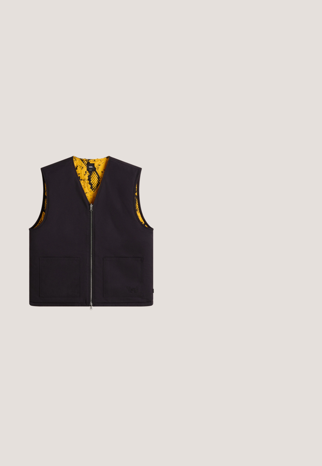 Vans RAINSTINCT - Vest - black; Sort bomulds-hoodie med forlomme, snørelukning ved hætten og et broderet "OBEY"-logo på brystet. Blød tekstur, afslappet pasform.; Sort T-shirt med korte ærmer og en stor hvid og blå Nike-logo og swoosh centreret på brystet.; Grågrønne sweatpants med elastisk talje og manchetter. Har minimal branding i matchende tråd på siden. Blød tekstur.; Sort Nike løbesko med lagdelt mesh og ruskindsoverdel, detaljeret sål og synligt Nike-swoosh på siden.; Sort messenger taske med et hovedrum med lynlås, frontlomme med klap og spænde, stofstropper og dobbelt bærehåndtag.