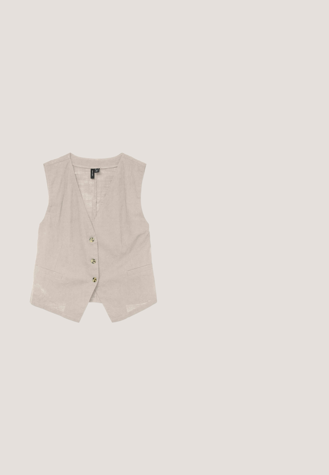 Linnen vest in lichtbeige, met een V-hals, zonder mouwen, vijf knopen aan de voorkant en twee zijzakken. Gladde textuur en een strakke snit.; Wit gestructureerd mouwloos topje met dunne bandjes en een gerimpelde zoom aan de onderkant.; Zwart-wit horizontale gestreepte badstof shorts met een elastische tailleband en een zwart trekkoord.; Zwarte rubberen teenslipper met een getextureerd voetbed en een Y-vormige band voorzien van een subtiel gegraveerd merklogo aan de zijkant.; Ovale zonnebril met tortoise (schildpad) patroon en donkere glazen, van voren bekeken tegen een effen witte achtergrond.; Olijfgroene stoffen handtas met twee grote gouden metalen ringen bij de handgrepen en een eenvoudige rechthoekige vorm.