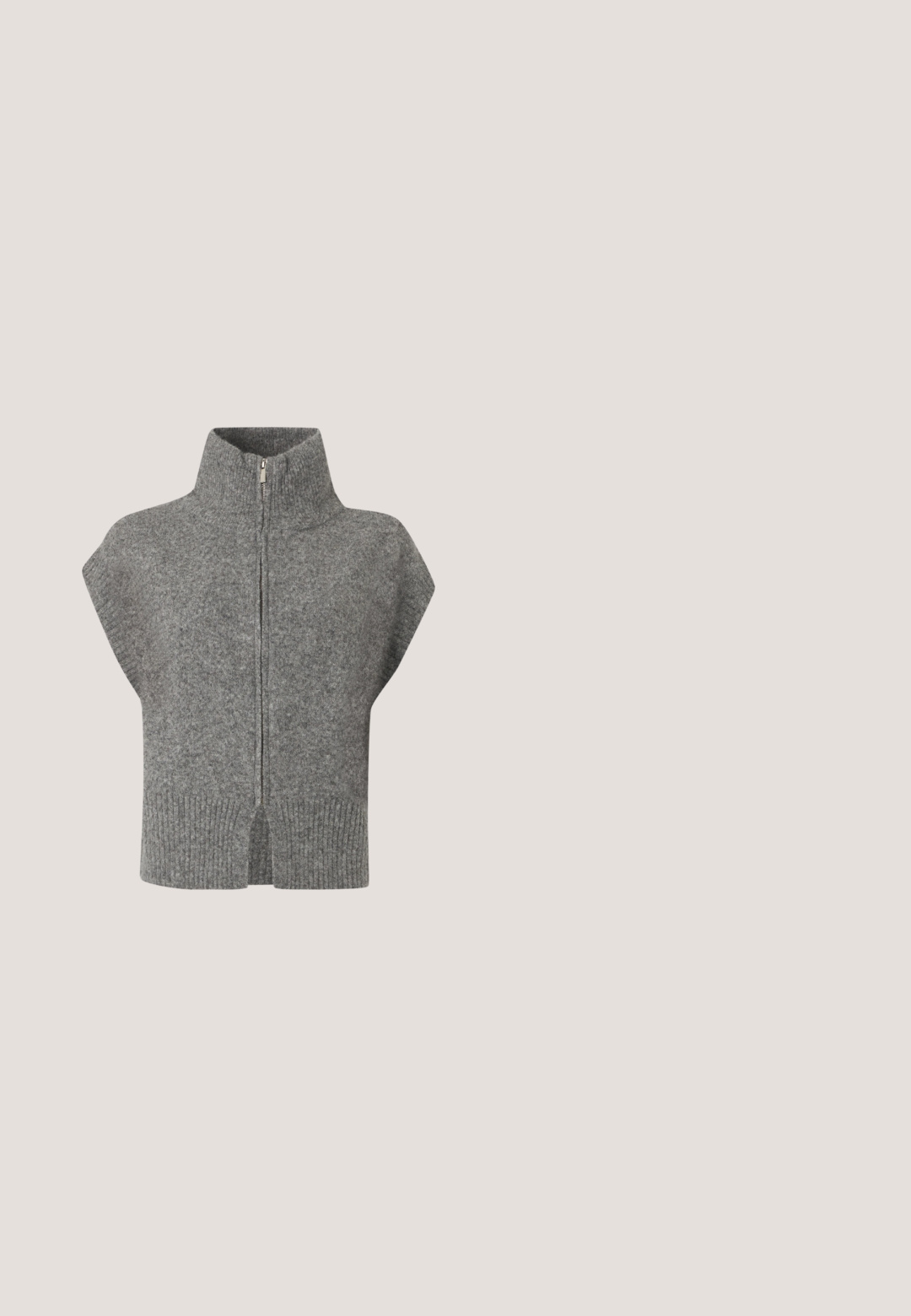 Grå strikket sweater med høj krave, frontlynlås og kapærmer. Ribbet kant og split-sider fremhæver det strukturerede design.; Sort langærmet top med høj hals, der har et struktureret mønster af diagonale striber og udskæringer over det hele. Forkortet design.; Grå denim mini nederdel med knaplukning foran, bæltestropper og forlommer, vist mod en hvid baggrund.; Sorte balletflade sko i laklæder med rundet tå, snørelukning og flad sål. Glat tekstur med få detaljer.; Sort læder skuldertaske med justerbar rem, dekoreret med sølvfarvede metalnitter og lukning med øverste lynlås.; Sølv creoler prydet med klare, facetslebne krystaller, med bagstykke og gennemsigtige ørestoppere på hvid baggrund.
