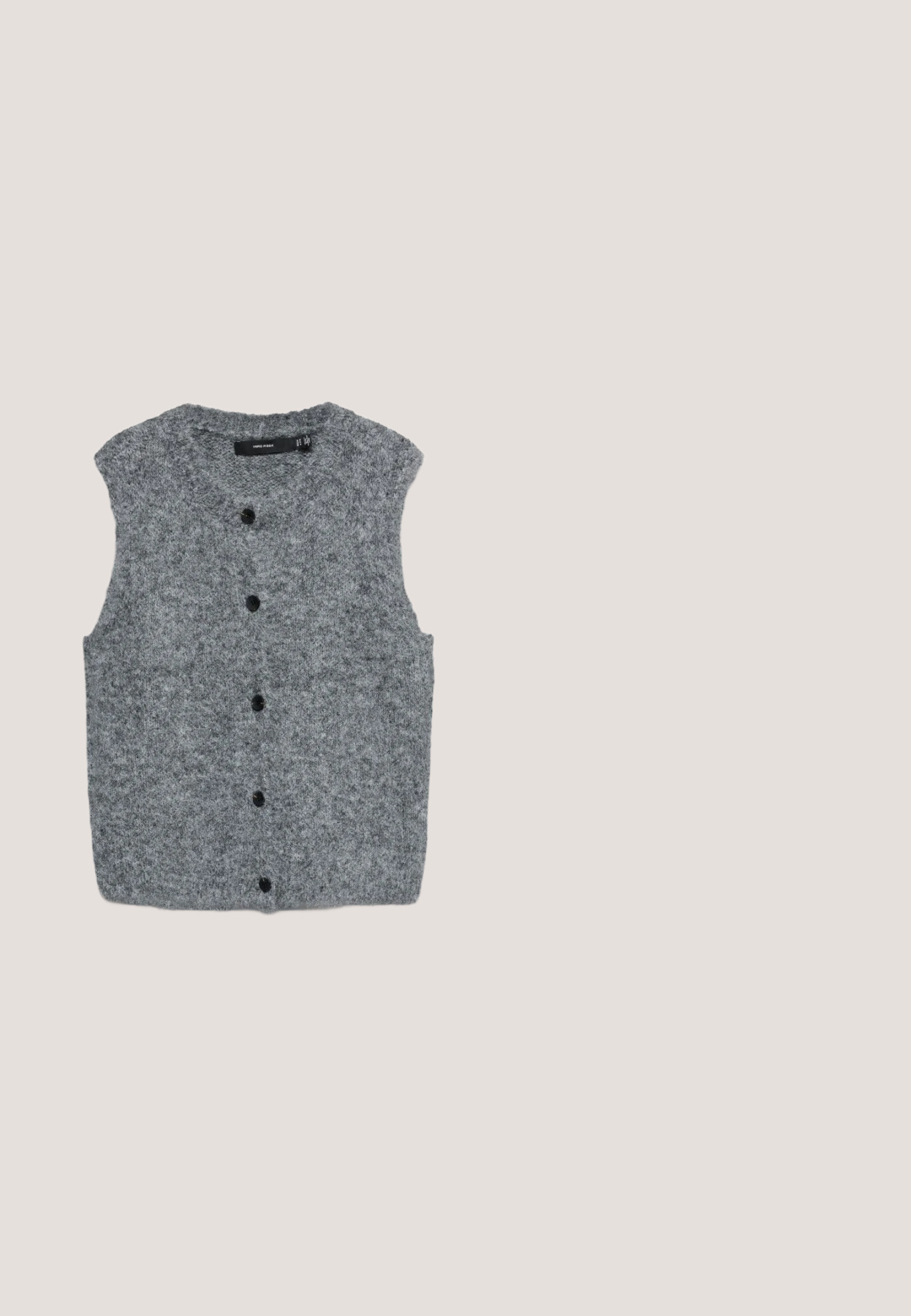 Veste sans manches en maille grise avec une texture douce, présentant un col arrondi et six boutons noirs sur le devant.; T-shirt noire à manches courtes en coton avec un col rond. Texture lisse et design simple sans motifs ni embellissements.; Tissu noir à texture lisse et léger éclat subtil, présentant un motif de tissage diagonal et un drapé doux et flexible.; Botte en cuir noire mi-mollet avec doublure en fourrure, bride à boucle argentée sur le côté, et semelle épaisse à relief.; Lunettes de soleil rectangulaires noires avec une monture épaisse et des logos "TOUS" dorés sur chaque branche.; Sac tissé rayé noir, blanc et gris avec des poignées supérieures et une pochette assortie à fermeture éclair incurvée à côté, sur un fond blanc.