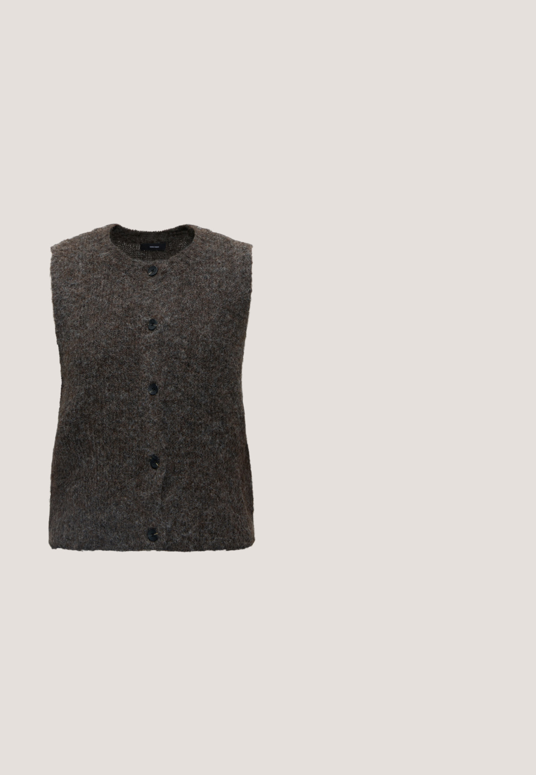 Gilet cardigan sans manches gris foncé duveteux avec col rond et cinq boutons noirs sur le devant.; Haut à col roulé texturé marron foncé à manches longues avec un motif géométrique subtil, présenté sur un fond clair uni.; Pantalons à motif pied-de-poule marron et noir avec une coupe droite, dotés d'une taille élastique et de poches latérales.; Chaussure à talon haut en cuir embossé crocodile marron avec un bout pointu et un talon fin, ornée d'un accent triangulaire doré.; Sac à main rectangulaire en cuir marron foncé avec longues lanières fines et fermeture éclair dorée, marqué ALDO au centre devant.; Paire de boucles d'oreilles créoles en or, une simple et une avec une pierre précieuse verte et de petits cristaux clairs, présentées sur fond blanc.