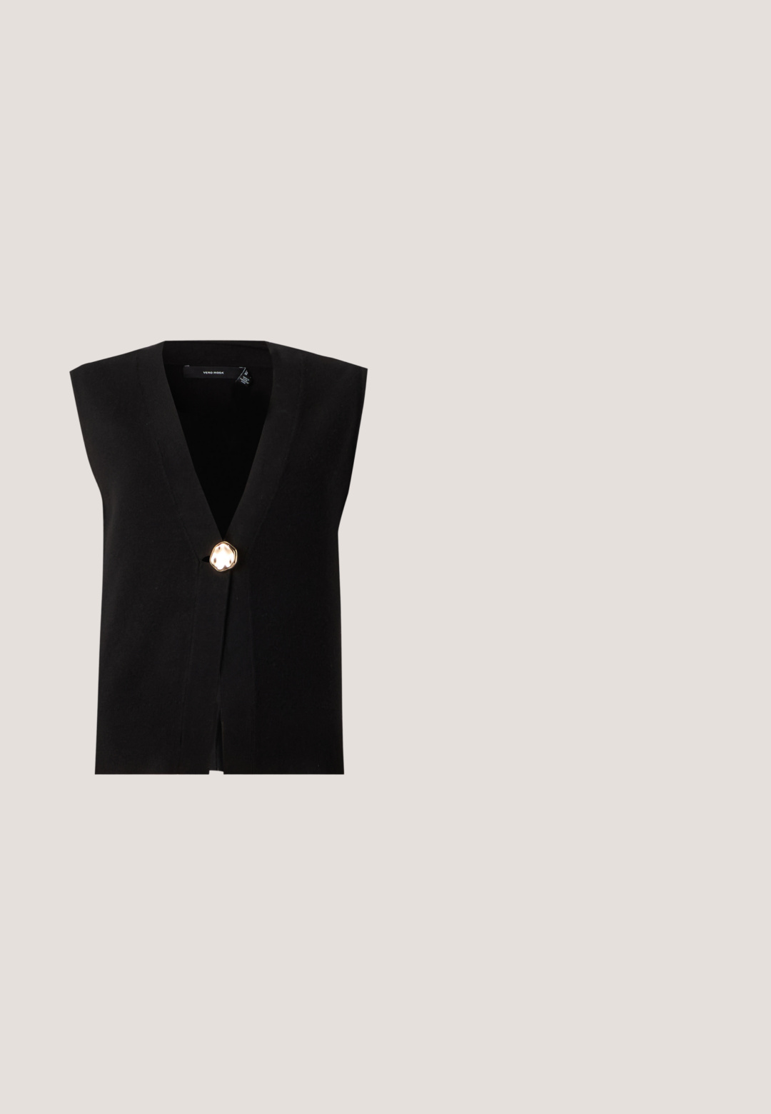 Cárdigan negro sin mangas con escote en V profundo y cierre frontal con un solo botón grande dorado.; Camisa blanca de botones hecha de algodón, con mangas largas, un cuello clásico y detalles de costura sutiles.; Pantalones negros de pierna recta con trabillas para cinturón, cremallera frontal y bolsillos laterales, mostrados sobre un fondo blanco.; Zapato de tacón slingback negro de punta afilada, hecho de cuero suave. Presenta un tacón delgado y un detalle de hebilla en la correa ajustable.; Bolso de mano de cuero negro con dos bolsillos frontales y detalles de lazos, con asas resistentes y una forma rectangular estructurada.; Pendientes de tono dorado con una forma abstracta y orgánica, que presentan una superficie texturizada y un cierre de poste trasero.