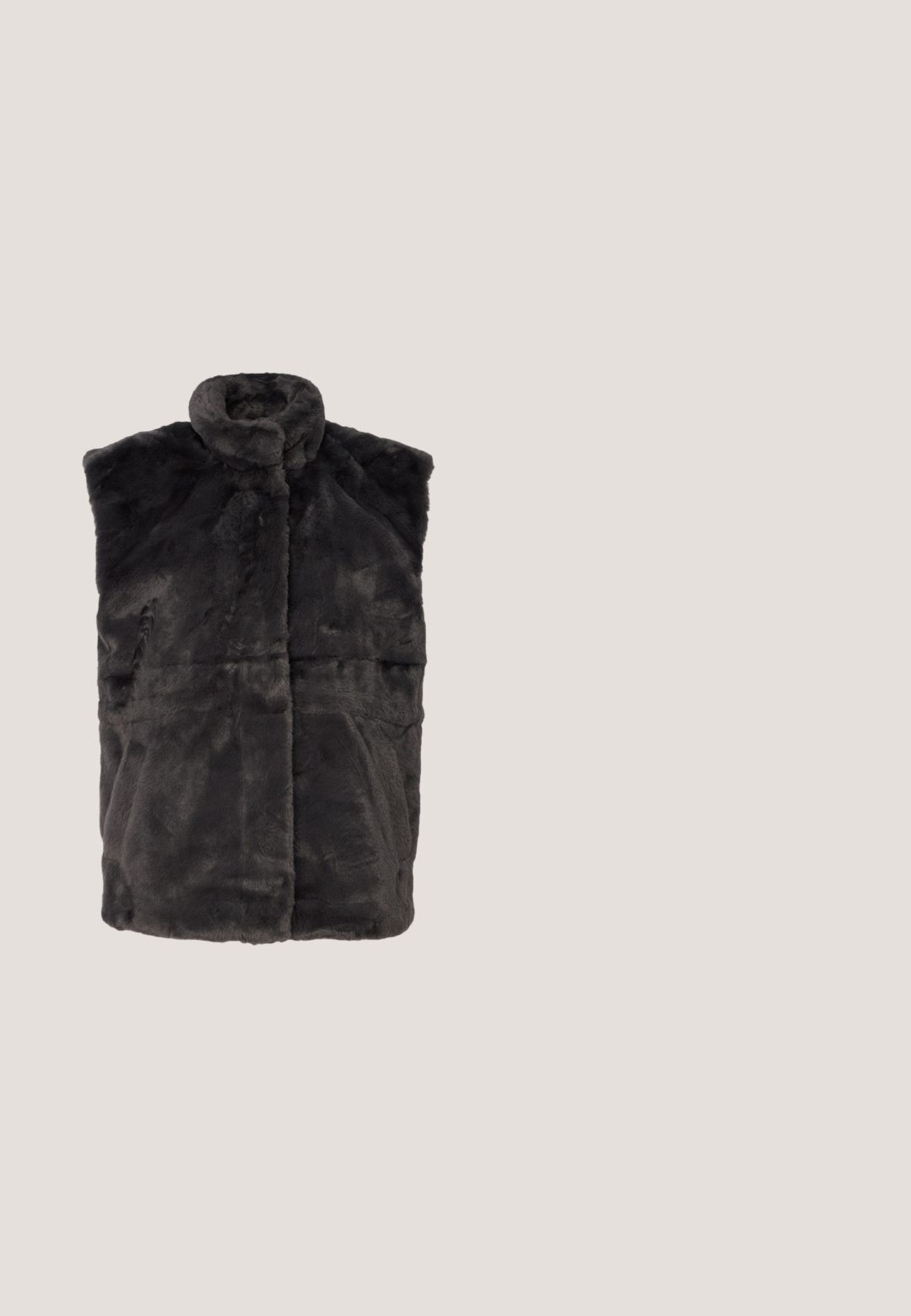 Grijze nepbont gilet met hoge kraag, mouwloos ontwerp en een zachte textuur, met horizontale naden voor structuur en warmte.; Zwarte lange mouwen top met een off-shoulder ontwerp, uitgerust met bloemenpatronen van rhinestones aan de voorkant. Gladde, rekbare stof.; Zwarte leggings van rekbaar materiaal, met een hoge taille, slim fit en twee voorzakken zonder zichtbare naden.; Zwarte leren midi-jurk met een gladde textuur; heeft een tailleband en zijzakken. Gepaarde met glanzende zwarte hakken.; Zwarte leren handtas met een afgeronde vorm, versierd met zilveren studs, en een korte handgreep. Gladde textuur en ritsluiting.; Zilveren armband met drie strengen: één met kleine kralen, één met ovale schakels en één met platte staven. Bevat een kettingverlenging voor verstelbaarheid.