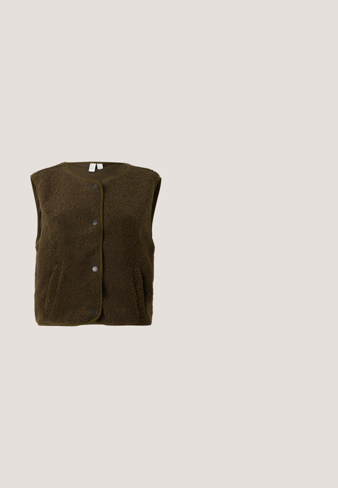 Bruine, mouwloze vest gemaakt van gestructureerde fleece, met een ronde halslijn, drukknopen en zijzakken.; Beige T-shirt met korte mouwen, ronde hals en kanten afwerking op de mouwen, gemaakt van lichtgewicht stof.; Beige wijduitlopende spijkerbroek met voor- en achterzakken, riemlussen, knoopsluiting en een subtiele gevlekte textuur.; Leopardprint hoge hak schoen met een spitse neus, glanzende afwerking en een stiletto hak. Kenmerkt zich door een zachte textuur en een open achterkant.; Donkerbruine suède handtas met lange, afgeronde handvatten en een rechthoekig, licht taps toelopend lichaam op een effen witte achtergrond.; Zilveren kettingarmband met drie gelijkmatig verdeelde hartvormige bedels en een verstelbare sluiting op een effen achtergrond.