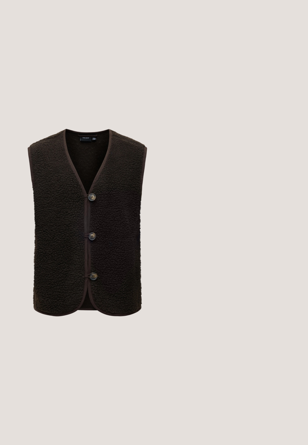 Donkerbruine mouwloze fleece-vest met drie knopen aan de voorkant en een V-halskraag.; Bruine trui met lange mouwen en V-hals, met geribde manchetten en zoom, plat weergegeven op een witte achtergrond.; Bruine, strakke coltrui met lange mouwen, gladde textuur en zonder zichtbare patronen of versieringen.; Bruine broek met wijde pijpen, een klein ruitjespatroon, elastische tailleband, trekkoord en zijzakken, getoond op een effen witte achtergrond.; Donkerbruine suède lage sneaker met vetersluiting en lichtbruine zool, zijaanzicht op een witte achtergrond.; Zwarte tote bag met twee lange gestikte hengsels en gouden gespdetails op een witte achtergrond.