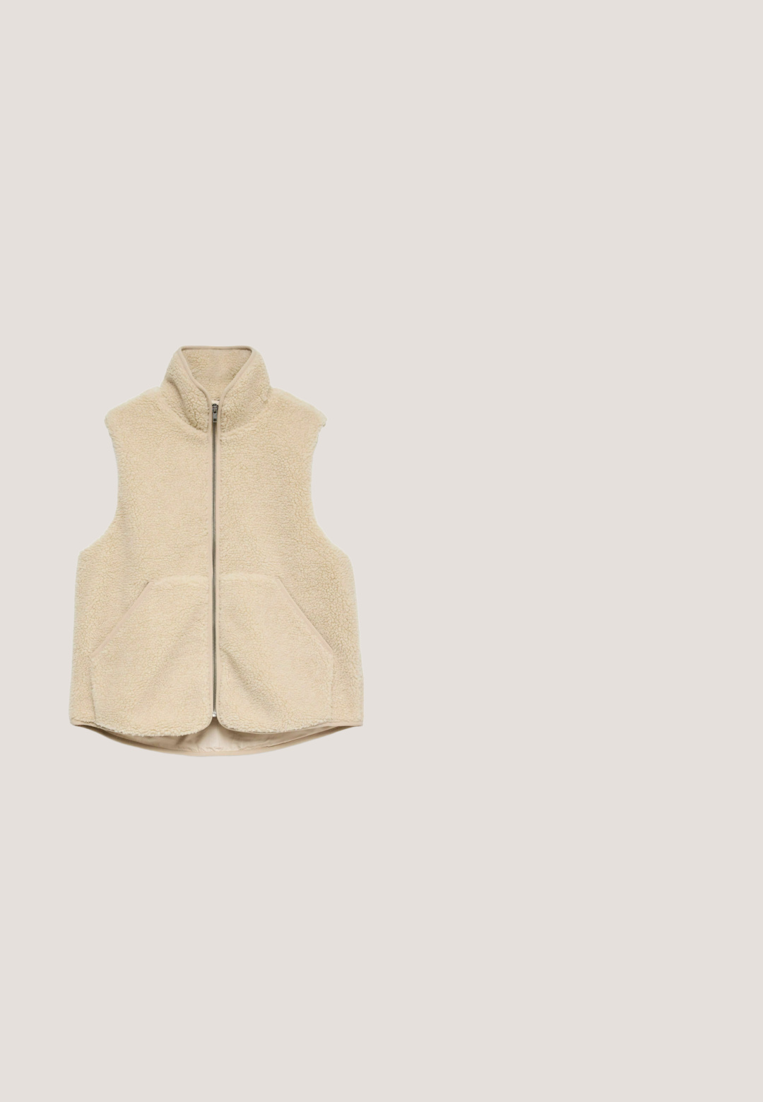 Beige ærmeløs fleecevest med høj krave, lynlås foran og to store forlommer, designet til varme og afslappet brug.; Cremefarvet kortærmet bluse med V-hals, fem knapper foran og flæsedetaljer på ærmerne.; Beige buks med brede ben i velour, der har en subtil ribbet tekstur, bæltestropper, frontlynlås og to sidelommer.; Beige ruskindssneaker med rundet tå, hvide syninger, flade snørebånd og en lysfarvet hælkappe. Letvægts gummisål.; Firkantede solbriller med sort og hvidt skildpaddemønsterstel og mørke gradientlinser, vist mod en hvid baggrund.; Brun ruskind bæltetaske med top håndtag, lynlås lukning og en lille sort logo patch på frontens midte.