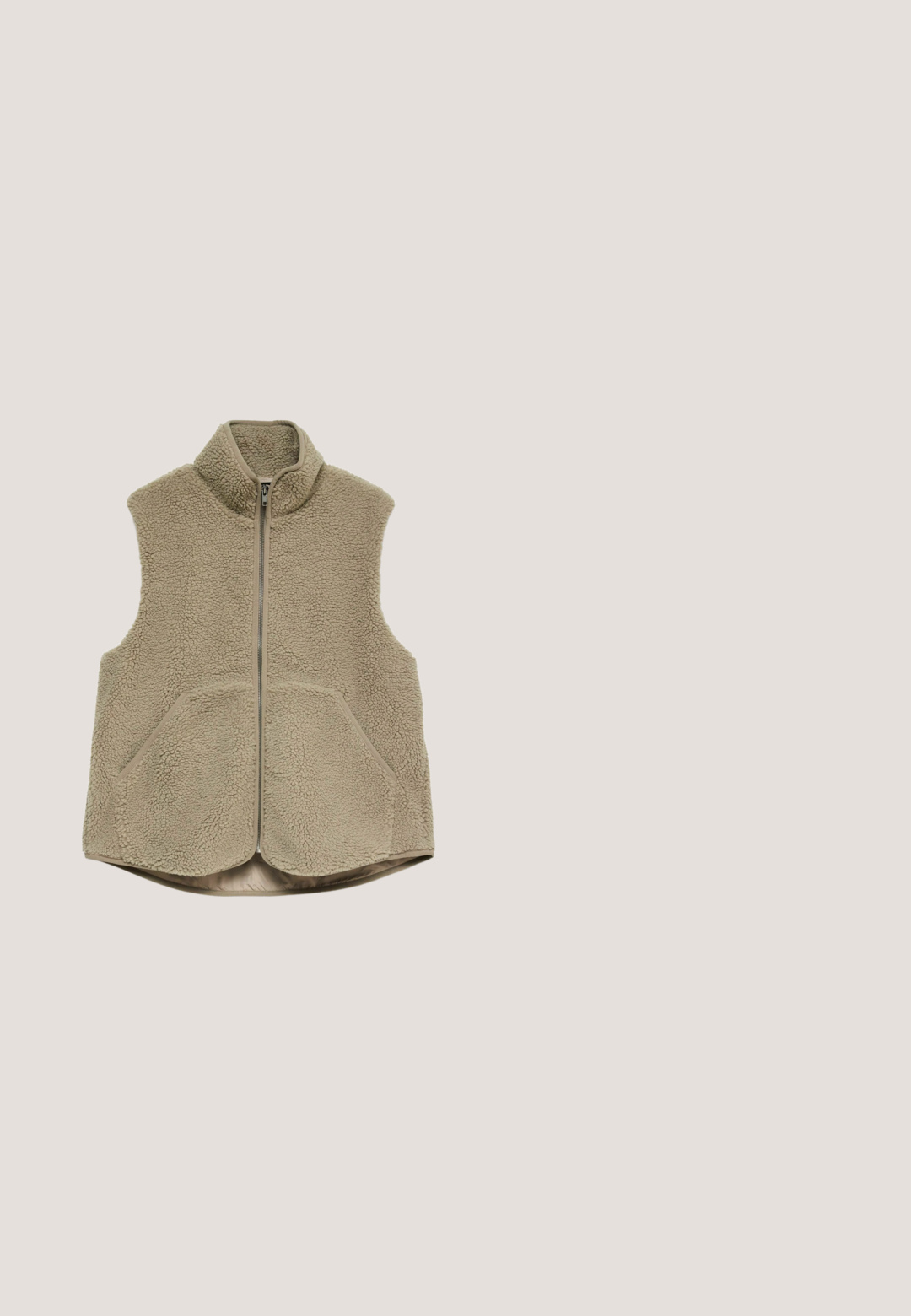 Beige ærmeløs fleecevest med lynlås, høj krave og to forlommer, lavet af blødt, struktureret sherpa-stof.; Beige, chunky striktrøje med høj, ribbestrikket krave, sænkede skuldre og en afslappet pasform; har et struktureret, vævet mønster.; Mørkebrun kortærmet t-shirt med rund halsudskæring og lille grøn og hvid krokodille-logo på venstre bryst.; Sorte jeans med vide ben og høj talje, lavet af denim. Har fem lommer og metal knapdetaljer, glat tekstur og klassisk design.; Høj, mørkebrun læderstøvle med spids tå og stablet blokhæl, vist fra siden på en ensfarvet baggrund.; Sort læder håndtaske med dobbelte håndtag, aftagelig skulderrem og guldfarvede detaljer. Glat tekstur og struktureret rektangulær form.