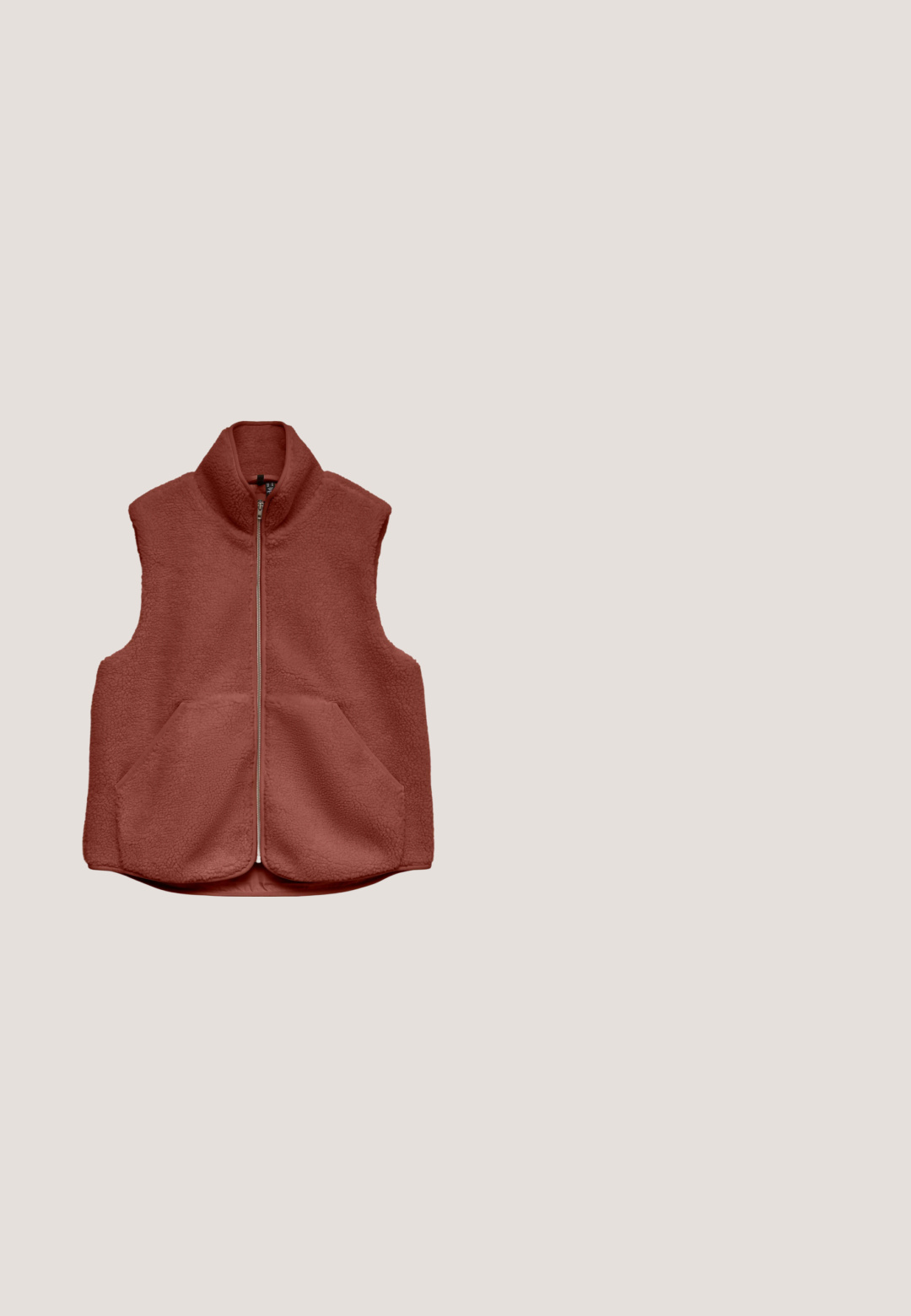 Veste sans manches en polaire marron avec fermeture éclair intégrale à l'avant, col montant et deux poches avant, présentée sur fond blanc.; Pull en maille côtelée brun foncé avec manches longues, col montant avec demi-fermeture éclair et cordon ajustable à l'ourlet raccourci.; T-shirt col rond marron foncé en tissu tricoté doux avec une fine texture côtelée.; Pantalon ample marron foncé à jambes larges avec taille élastique et cordon, poches latérales et texture de tissu lisse.; Chaussure de sport en mesh marron avec semelle épaisse beige et bande de roulement noire, rayures latérales détaillées et lacets, vue du côté extérieur.; Sac cabas en fausse fourrure marron foncé doux avec deux courtes bretelles en cuir noir sur fond blanc.