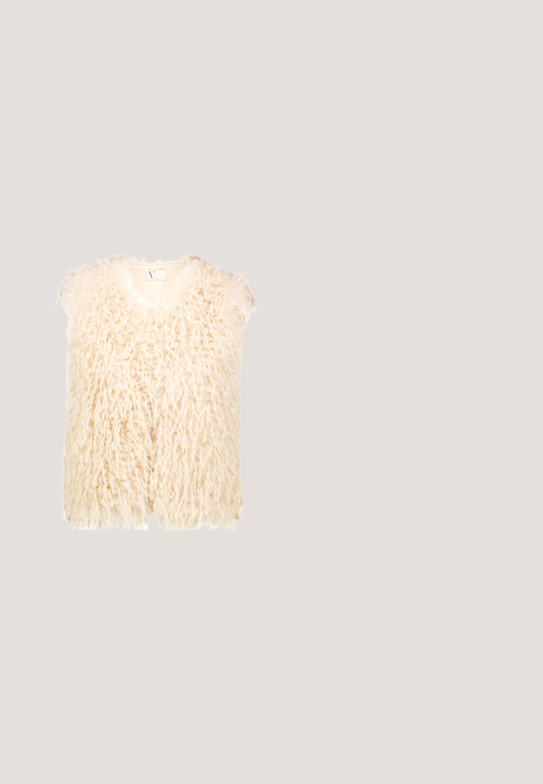 Ärmellose, cremefarbene Weste mit dicker, zotteliger Kunstfellstruktur, vor weißem Hintergrund präsentiert.; Cremfarbener Rollkragenpullover aus weichem Strickstoff. Mit langen Ärmeln und einem gerippten Kragen ausgestattet. Einfaches, schmuckloses Design.; Beige Leggings aus elastischem Stoff. Hohe Taille, figurbetonte Form, mit glatter Textur und ohne sichtbare Muster oder Beschläge.; Braune Wildleder-Stiefeletten mit einem flauschigen cremefarbenen Lammfellsaum, ausgestattet mit einer seitlichen Schnalle und einer stabilen, strukturierten Gummisohle.; Schildpattkatzen-Augen-Sonnenbrille mit braunen, verlaufenden, polarisierten Gläsern und dünnen goldenen Bügeln auf einem weißen Hintergrund.; Kleine rechteckige graue Wildlederhandtasche mit schwarzem Griff, goldenem Reißverschluss mit zwei Zippern und abnehmbarem schwarzem Schulterriemen.