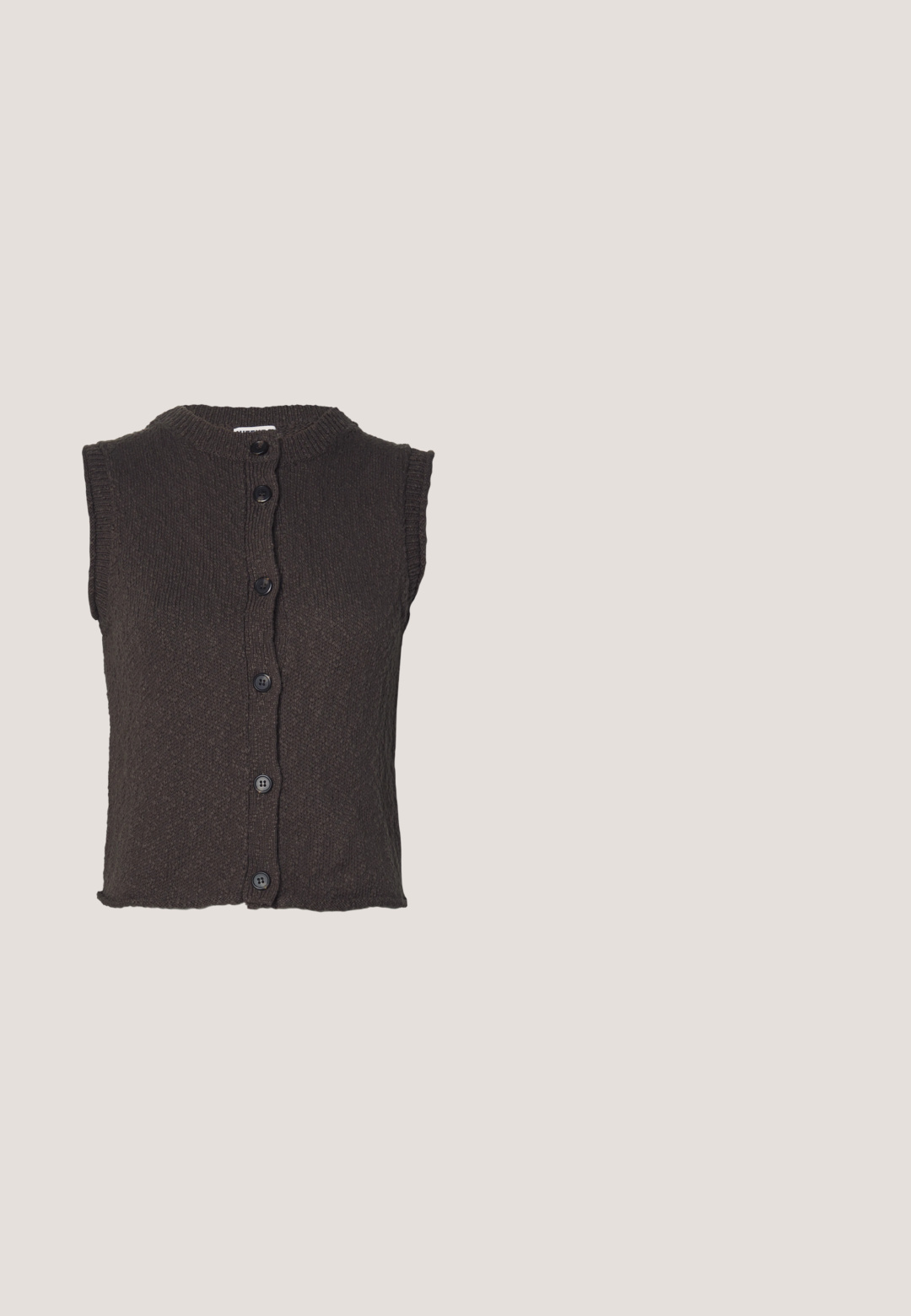 Gilet sans manches en maille marron avec un col rond, doté de six boutons noirs sur le devant et d'un motif texturé. Ourlet droit.; Débardeur beige associé à des manches longues en maille ; présente une impression en écriture blanche sur le devant, un col rond et une silhouette ajustée.; Jaded London LIGHT WASH JUMBO JORTS - Short en jean - light wash; Baskets plateformes en cuir marron avec une tige texturée, surpiqûres blanches, fermeture à lacets et accent jaune sur le bord de la semelle.; Lunettes rectangulaires en écaille de tortue brune avec des verres transparents et des branches épurées, présentant une texture lisse et un design minimaliste.; Sac à main en cuir marron avec détails froncés et fermoir doré, doté d'une fine bandoulière et de côtés froncés.