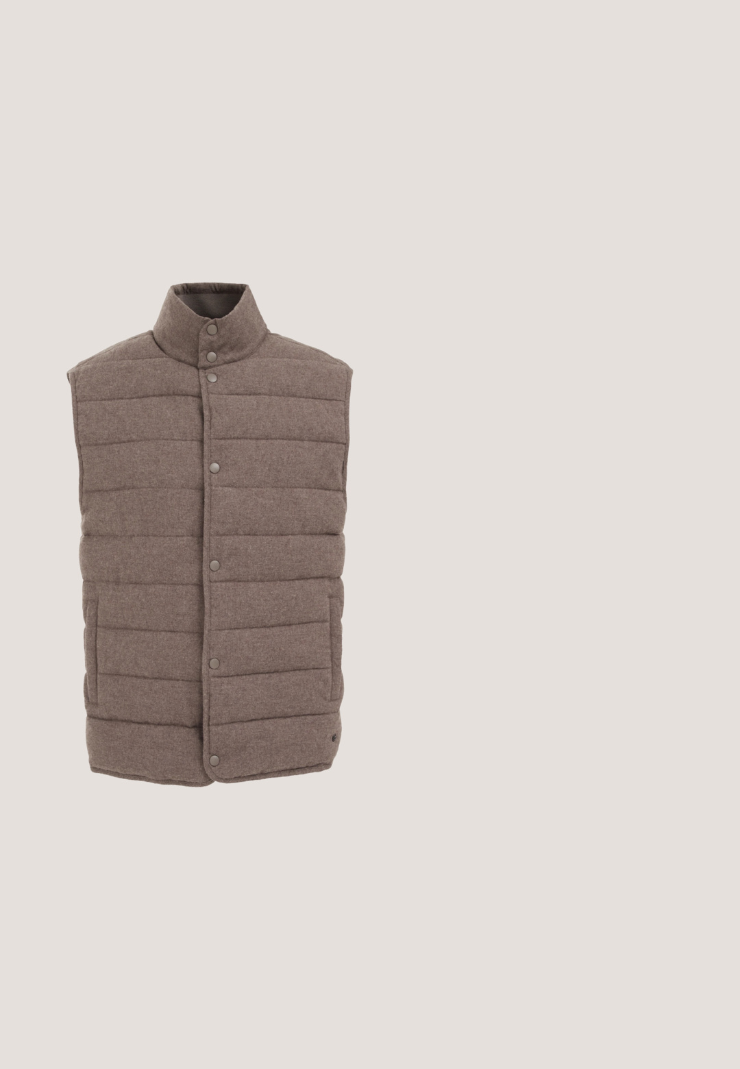 Gilet matelassé marron avec un col haut, fermeture à pressions à l'avant et poches latérales. Fabriqué en tissu doux et texturé avec des coutures horizontales.; Pull en maille vert foncé à col rond, manches longues, bords côtelés aux poignets et à l'ourlet, avec une texture lisse et un design simple.; Pull en maille marron avec un col, patte de boutonnage à trois boutons, manches longues et détails côtelés en bas de vêtement et aux poignets.; Pantalon marron foncé sur mesure avec plis à l'avant, passants de ceinture, fermeture par bouton et coupe droite.; Chaussure habillée en cuir marron avec des détails en brogue, bout arrondi et semelle en caoutchouc marron. Dispose de cinq œillets et d'une finition lisse.; Sac à dos en cuir marron pour ordinateur portable avec double poignées, bandoulière amovible et poche zippée à l'avant. Texture lisse avec accents en métal.