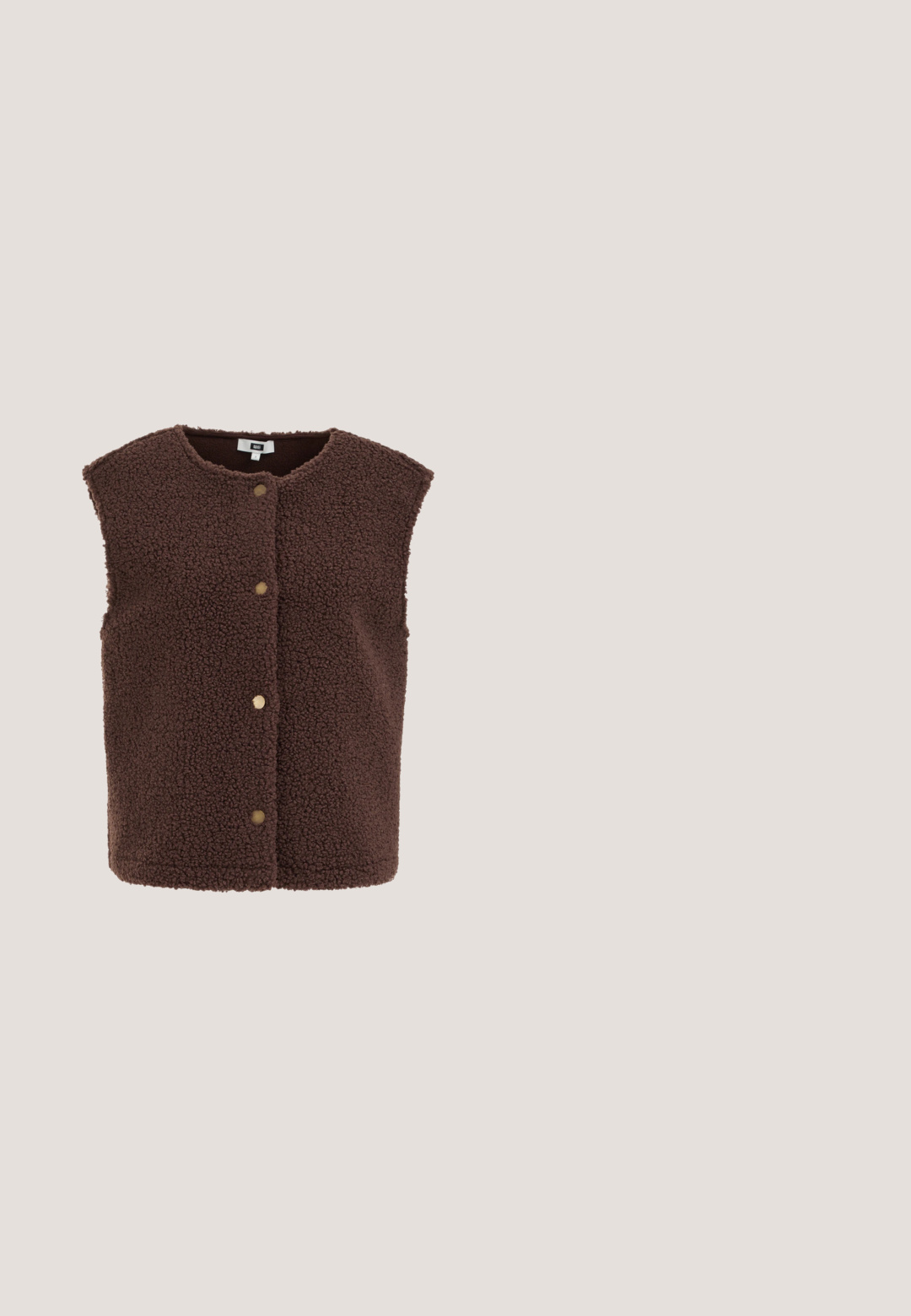 Veste sans manches en polaire marron avec col rond et quatre boutons-pression à l'avant, texturée avec un tissu doux et bouclé.; T-shirt noir à col roulé manches longues, coupe ajustée et design uni sur fond blanc.; Pantalon marron à jambes larges avec devant plat, ceinture élastique et coupe droite longueur totale.; Bottine en daim marron avec un bout pointu et un talon carré. Présente des détails cousus et une languette à l'arrière pour un enfilage facile.; Lunettes de soleil rectangulaires en écaille avec des verres teintés marron légèrement en forme d'œil de chat et une finition brillante.; Sac à bandoulière en cuir marron foncé avec une sangle unique et deux accents métalliques décoratifs argentés sur un nœud latéral.