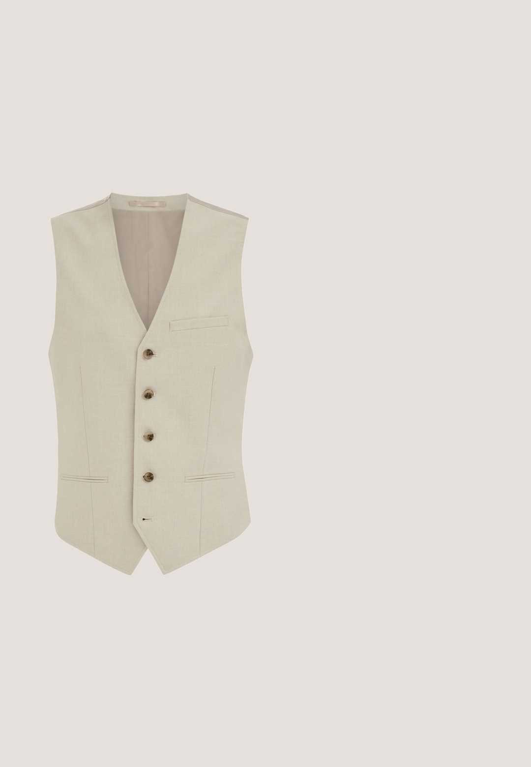 Gilet beige sur mesure avec quatre boutons marron, un col en V et trois poches, conçu pour une tenue formelle.; Chemise pour homme beige à manches longues avec col mandarin et boutons foncés sur le devant, coupe slim, présentée sur fond blanc.; Pantalons en laine beige clair avec une texture lisse, coupe droite, plis sur le devant et fermeture à un bouton à la taille.; Chaussure habillée à brogues en cuir marron avec lacets, flottant au-dessus d'un tapis beige, table basse ronde en bois et piles de livres en arrière-plan.; Cravate en soie brune avec une texture lisse, de forme étroite et à extrémité pointue, présentée sur un fond uni.; Ceinture en cuir marron foncé avec une boucle rectangulaire en argent, soigneusement enroulée sur un fond blanc uni.