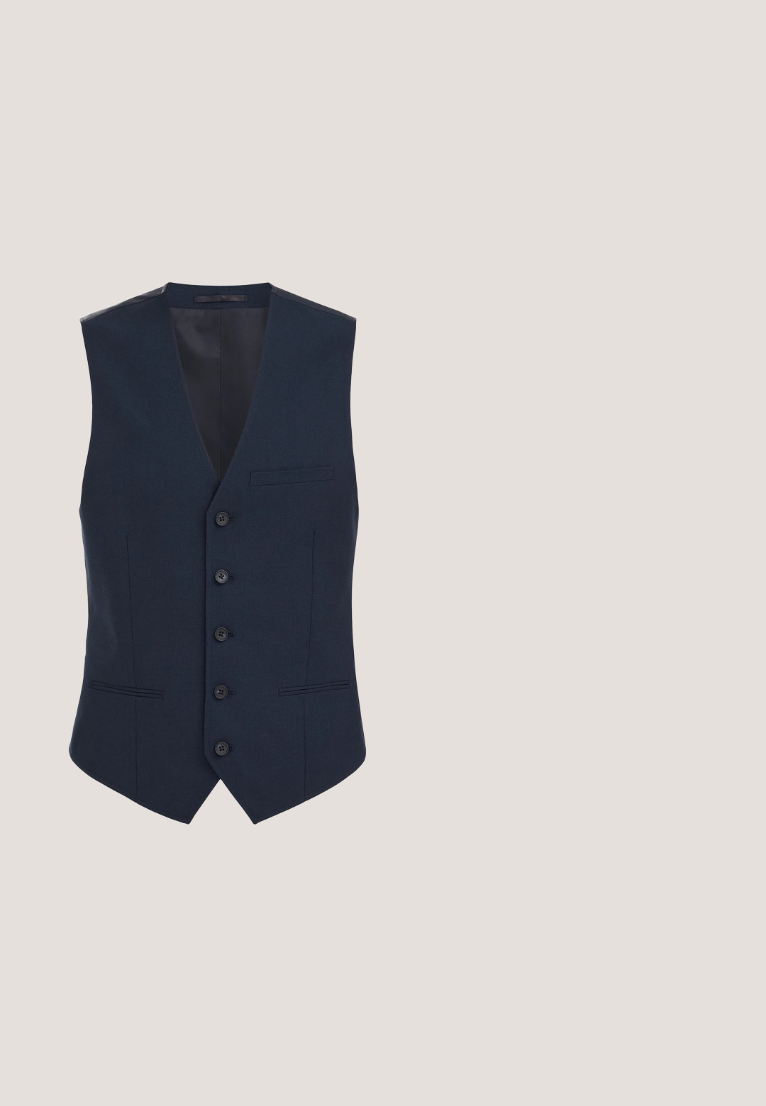 Gilet formel pour homme bleu marine avec cinq boutons sur le devant, trois poches passepoilées et un col en V, présenté sur fond blanc.; Chemise à manches longues bleu clair en tissu lisse, avec un col montant et une fermeture à boutons sur le devant comportant sept boutons. Pas de motifs ni d'accents.; Pantalons ajustés bleu marine avec ceinture à cordon de serrage, devant plissé et chevilles fuselées. Fabriqués à partir d'un tissu lisse et léger.; Espadrille bleu marine à enfiler avec dessus en toile et semelle en jute tressé, design bas avec doublure intérieure beige.; LANCASTER MILANO GENTLEMEN - Sac bandoulière - bleu foncé; Ceinture tissée navy avec une boucle en métal argenté ; présente des accents en cuir marron et des coutures ; tissu texturé avec un motif en chevrons.