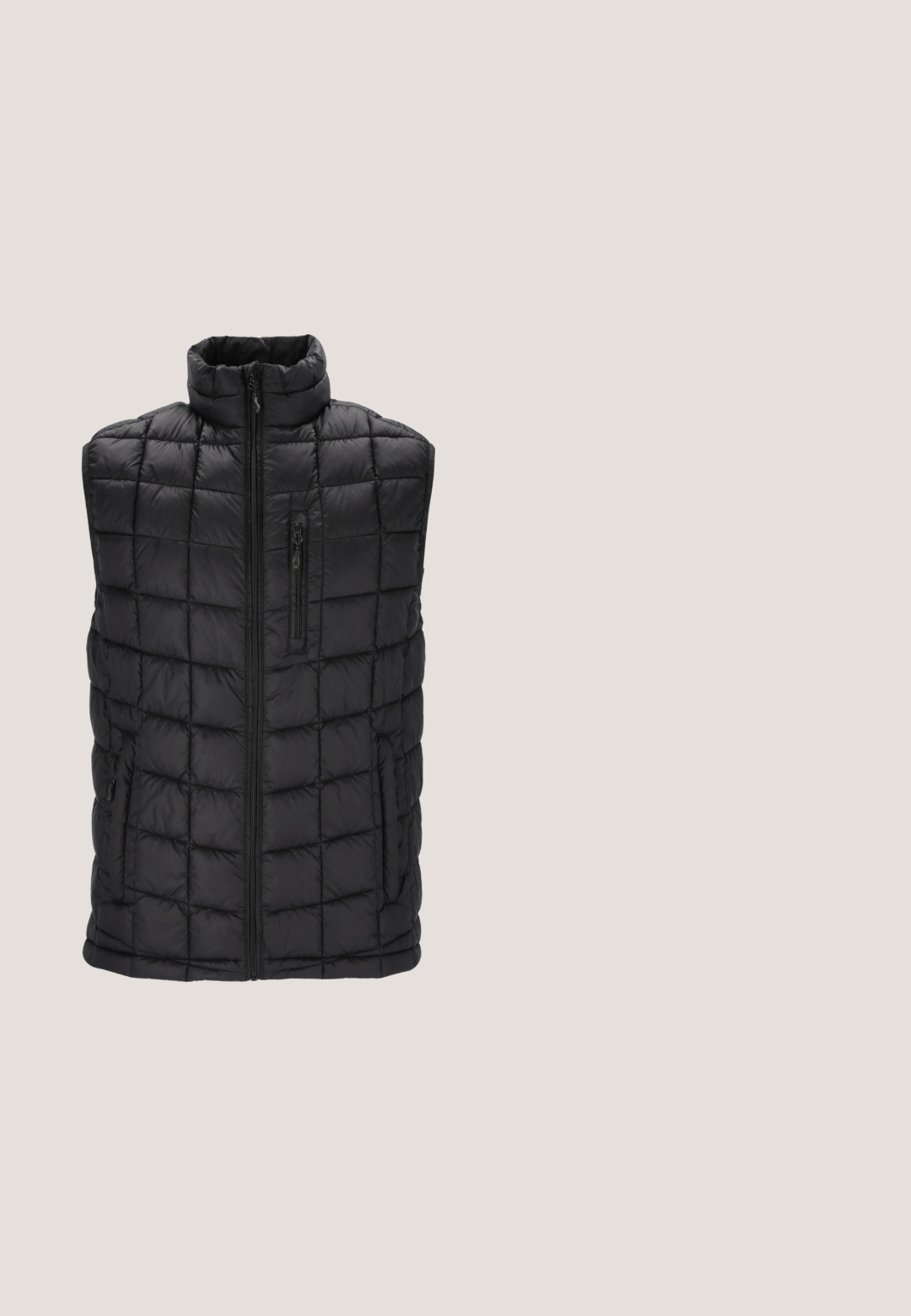 Whistler LUIS - Bodywarmer -  black; Zwarte pullover trui met hoge kraag en kwart-rits. Gemaakt van een gestructureerde stof, met ribgebreide manchetten en zoom, en een leren accent op de rits.; Zwarte katoenen T-shirt met korte mouwen, ronde hals en een klein merkpatch in contrasterend geel op de linkerborst.; Zwarte joggerbroek met een elastische tailleband en trekkoord. Afgewerkte enkels en zachte stof zorgen voor comfort en een ontspannen pasvorm.; Zwarte lage sneaker met crèmekleurige zool, zwarte veters en een klein geel-zwart patch aan de zijkant met de tekst PME Legend.; Zwarte leren schoudertas met rechthoekige vorm, verstelbare riem en subtiele stikdetails. Glad textuur met een minimalistisch ontwerp.