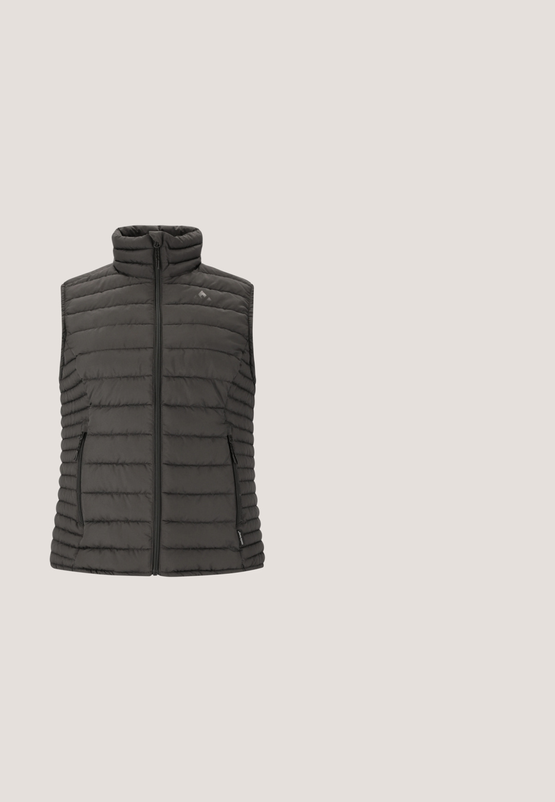 Ærmeløs, quilted vest i mørkegrå, med høj krave, frontlynlås og to sidelommer med sorte lynlåse. Glat, letvægtsstof.; North Bend MIDLAYER - Langærmet T-shirt - black; Sorte bukser med elastisk talje, to sidelommer med lynlås og tapered ben med elastiske mansjetter. Lavet af et glat, holdbart materiale.; Rød mesh atletiksko med rund tå, grå gummisål, snørelås system og subtile brune nuancer på siderne og tungen.; Polariserede solbriller med grå stel, vinklet linseudformning og reflekterende lyseblå linser. Har tekstureret stænger for bedre greb.; Grå rygsæk med polstrede skulderremme, en frontlomme med lynlås og orange træk, logo-patch og sidelommer i mesh. Holdbar stoffinish.
