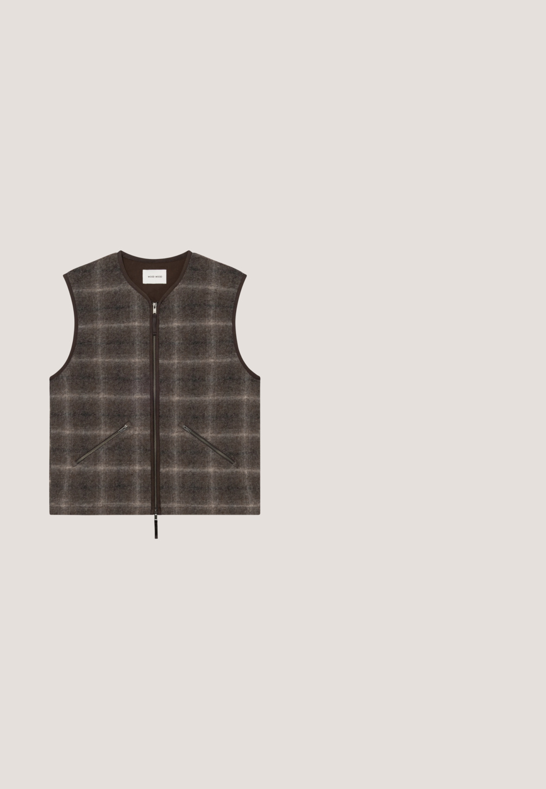 Ærmeløs vest med frontlynlås, mørkegråt og brunt ternet mønster, to skrå lynlåslommer og rund halsudskæring.; Brun strikket sweater, rund hals, lange ærmer, ribbede manchetter og kant, tekstureret stof. Enkel og ubesmykket design, blødt udseende.; Brunternet button-up skjorte lavet af flannel, med hvide og grå linjer, en spidse krave og en afrundet kant.; Brune, lige ben bukser lavet af tekstureret stof. Har en frontknap lukning og bæltestropper. Ingen synlige lommer eller mønstre.; Lav-toppet brun ruskind-sneaker med hvid gummisål og mørkebrun hælpatch, vist fra siden på hvid baggrund.; Brun læder rejsetaske med to håndtag, en justerbar skulderstrop og lynlåslukning. Textureret overflade med synlige syninger.