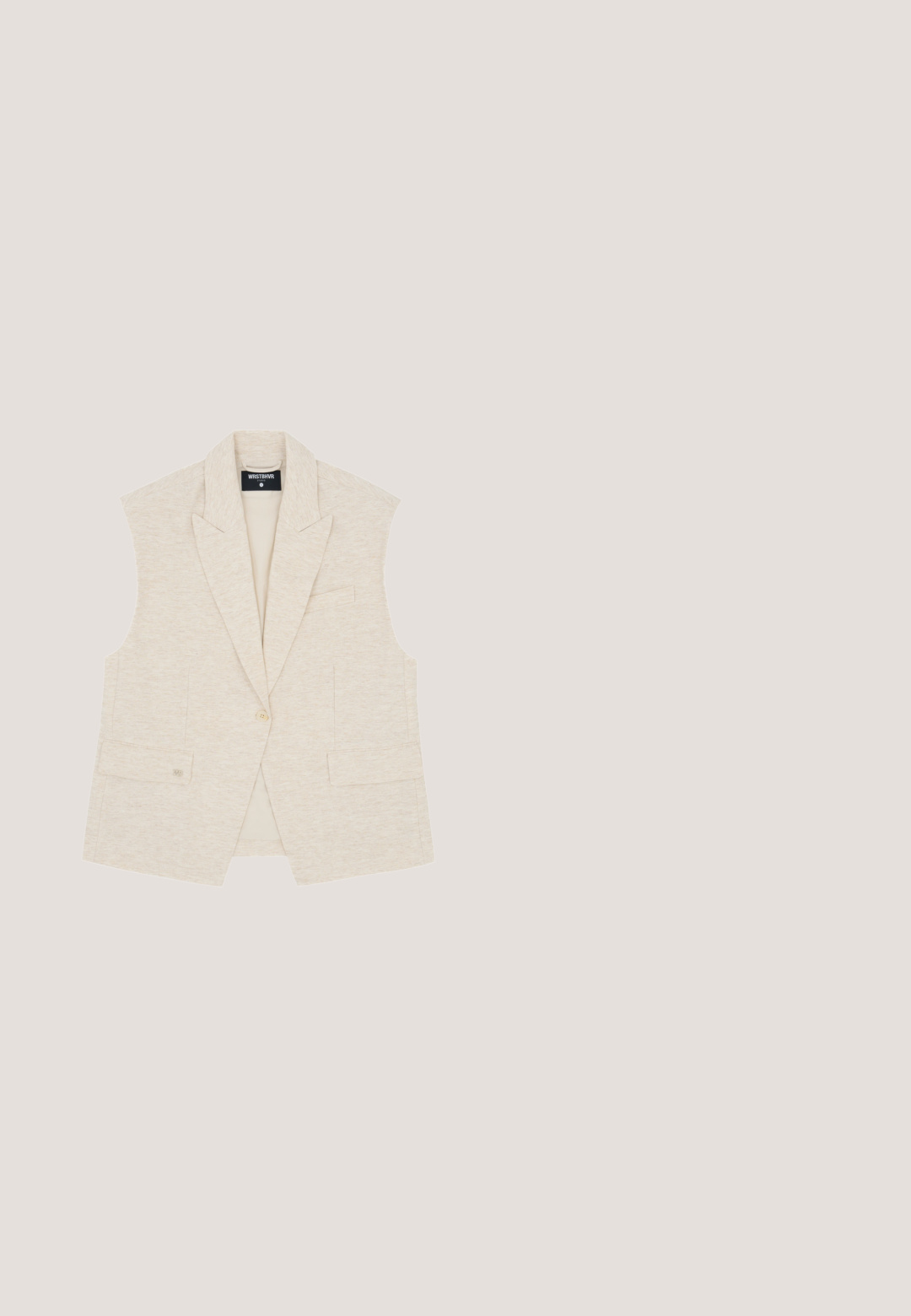 Blazer beige sans manches avec larges revers, fermeture par un bouton unique, et poches à rabat à l’avant, marqué WRSTBHVR Studio.; Vans SCRIPT MOCK - T-shirt à manches longues - light beige; Gros plan sur un pantalon en maille beige avec une ceinture élastique côtelée et un tissu doux et texturé.; Bottines en cuir noir avec surface texturée, bout arrondi, lacets, coutures jaunes et une épaisse semelle noire crantée.; Lunettes de soleil élégantes avec une monture métallique dorée, des verres ovales noirs, des branches larges et angulaires, et des embouts d'oreille noirs.; Sac à main hobo en daim beige avec une seule bandoulière incurvée et un corps souple et arrondi sur fond blanc.