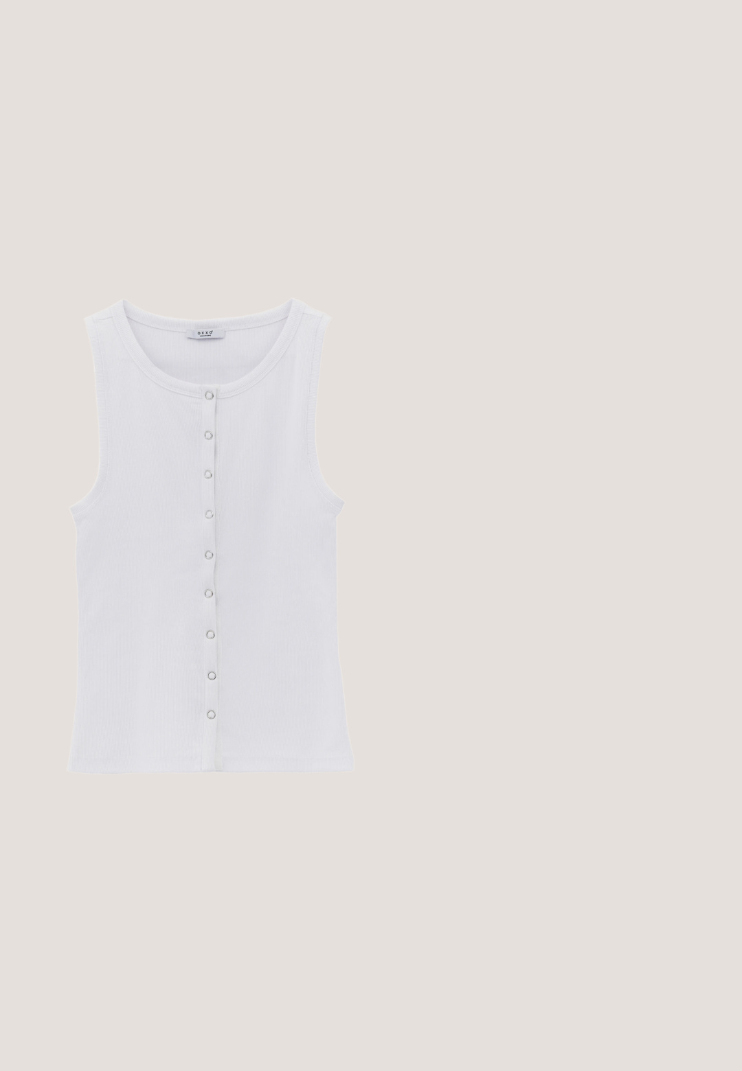Weißes, geripptes ärmelloses Tanktop mit rundem Ausschnitt und figurbetonter Passform, von hinten vor einfarbigem Hintergrund gezeigt.; Hellbeiges Leinenhemd mit sichtbarer Webstruktur und vier kleinen elfenbeinfarbenen Knöpfen, die in einer vertikalen Linie befestigt sind.; Olivgrüne Shorts aus leichtem Material, mit hoher Taille, elastischem Bund und einem gebundenen Gürtel für eine verstellbare Passform.; Braune Lederflip-Flopsandalen mit einem nahtlosen Design, ausgestattet mit einem Zehensteg und einer flachen Sohle mit hellbraunem Gummirand.; Braune Schildpatt-Sonnenbrille mit quadratischer Form, abgedunkelten Gläsern und goldenen Metalldetails an den Schläfen und Bügeln. Texturierte Oberfläche.; Gestreifte, gewebte Tasche in Schwarz und Beige mit einem lässigen Design, strukturierten Oberflächen und einem kleinen Lederakzent. 