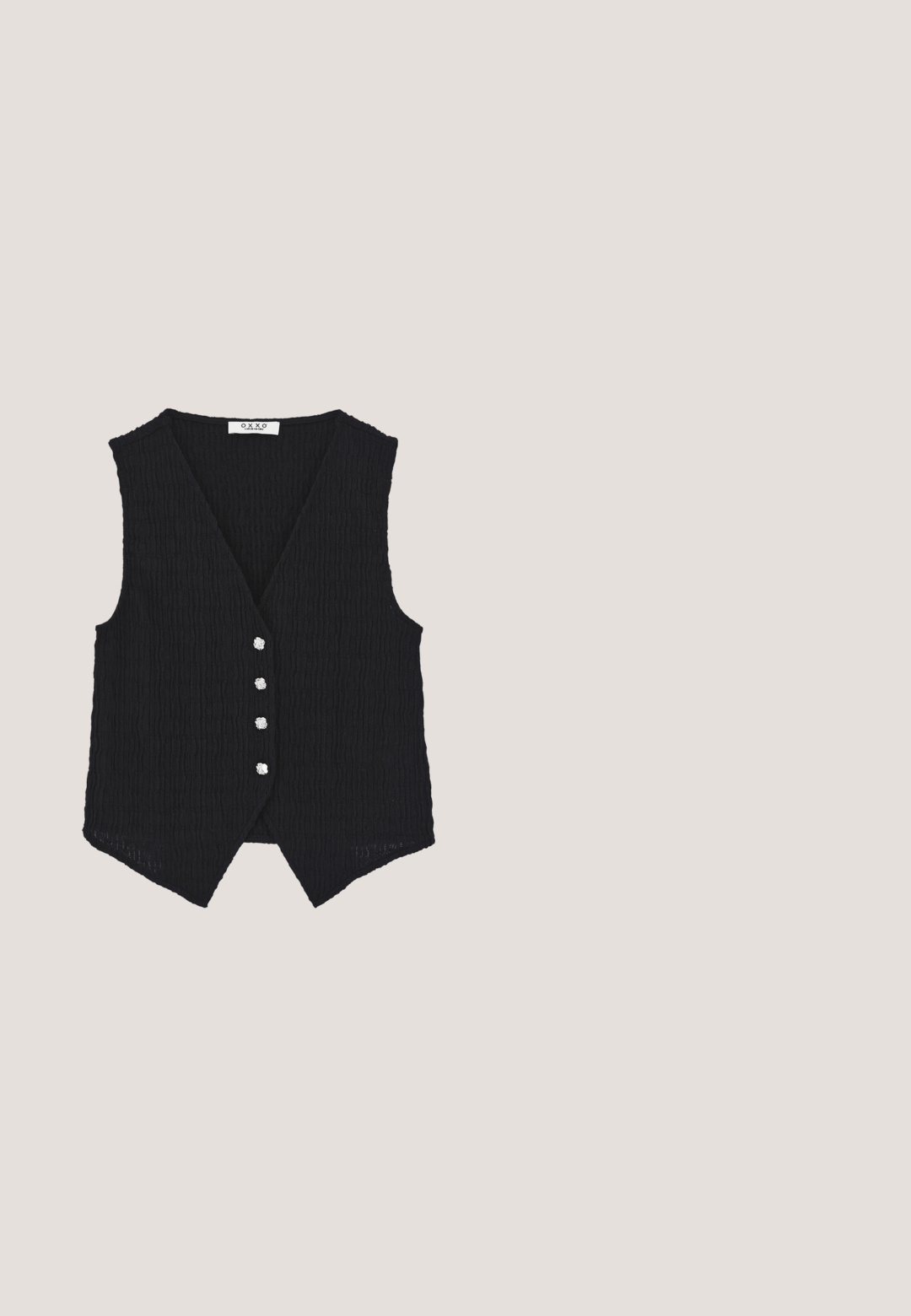 Schwarzes ärmelloses, strukturiertes Oberteil mit lockerem Sitz und asymmetrischem Saum, von hinten auf weißem Hintergrund gezeigt.; Schwarzer V-Ausschnitt-Pullover aus weichem Strickmaterial. Verfügt über lange Ärmel, gerippte Bündchen und Saum sowie ein strukturiertes Muster am Ausschnitt.; Weißes Hemd mit Knöpfen aus glattem Stoff, mit klassischem Kragen, langen Ärmeln und abgerundetem Saum. Dezente Knopfdetaillierung auf der Vorderseite.; Schwarzer Bleistiftrock aus glattem Stoff, mit einem dekorativen Gürtel und einer silbernen Schnalle sowie einem seitlichen Schlitz für Bewegungsfreiheit.; Cesare Gaspari High Heel Stiefelette - black; Schwarze Handtasche aus strukturiertem Leder mit goldenem Reißverschluss und verstellbaren Schultergurten vor weißem Hintergrund.